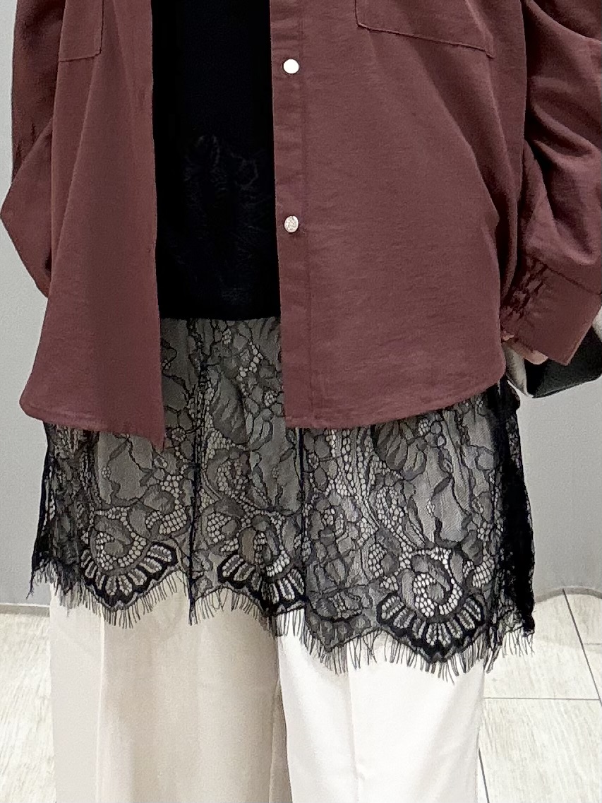 shioさんの「SHOO･LA･RUE｜【洗濯後しわになりにくい/S-LL】キーネック金ボタンポケットシャツ」を使ったコーディネート