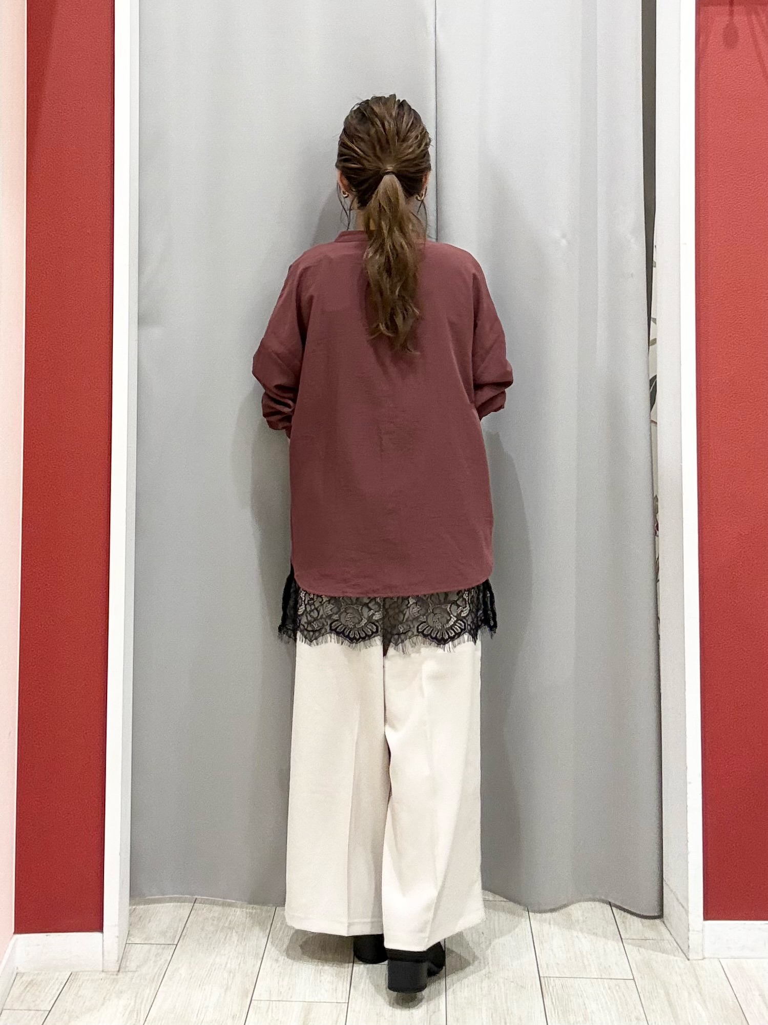 shioさんの「SHOO･LA･RUE｜【洗濯後しわになりにくい/S-LL】キーネック金ボタンポケットシャツ」を使ったコーディネート