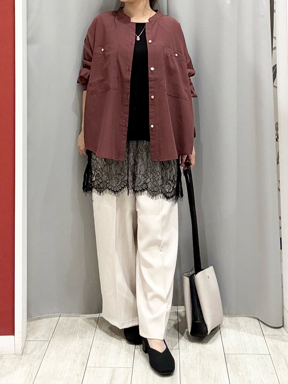shioさんの「SHOO･LA･RUE｜【洗濯後しわになりにくい/S-LL】キーネック金ボタンポケットシャツ」を使ったコーディネート