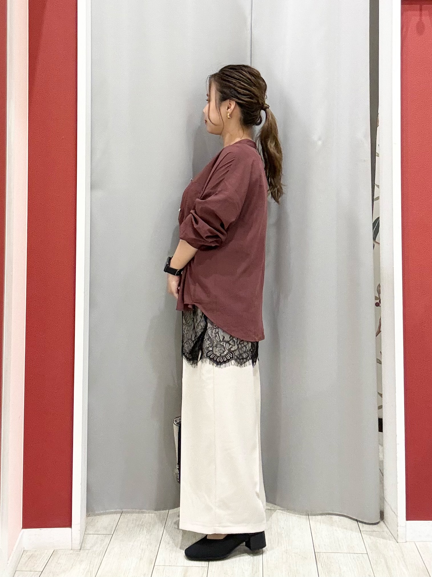 shioさんの「SHOO･LA･RUE｜【洗濯後しわになりにくい/S-LL】キーネック金ボタンポケットシャツ」を使ったコーディネート