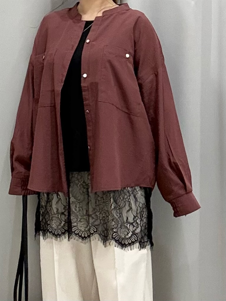 shioさんの「SHOO･LA･RUE｜【洗濯後しわになりにくい/S-LL】キーネック金ボタンポケットシャツ」を使ったコーディネート