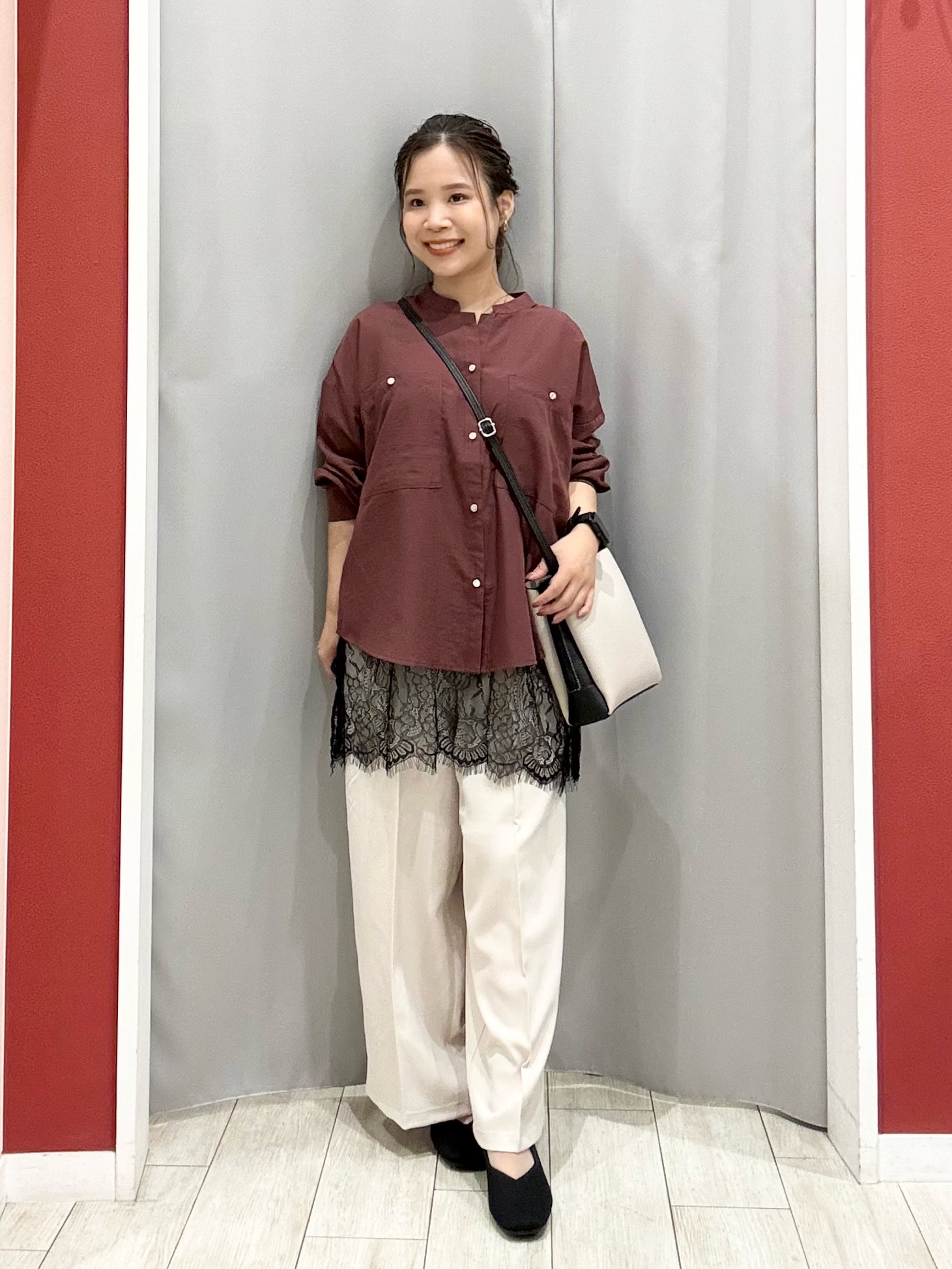 shioさんの「SHOO･LA･RUE｜【洗濯後しわになりにくい/S-LL】キーネック金ボタンポケットシャツ」を使ったコーディネート