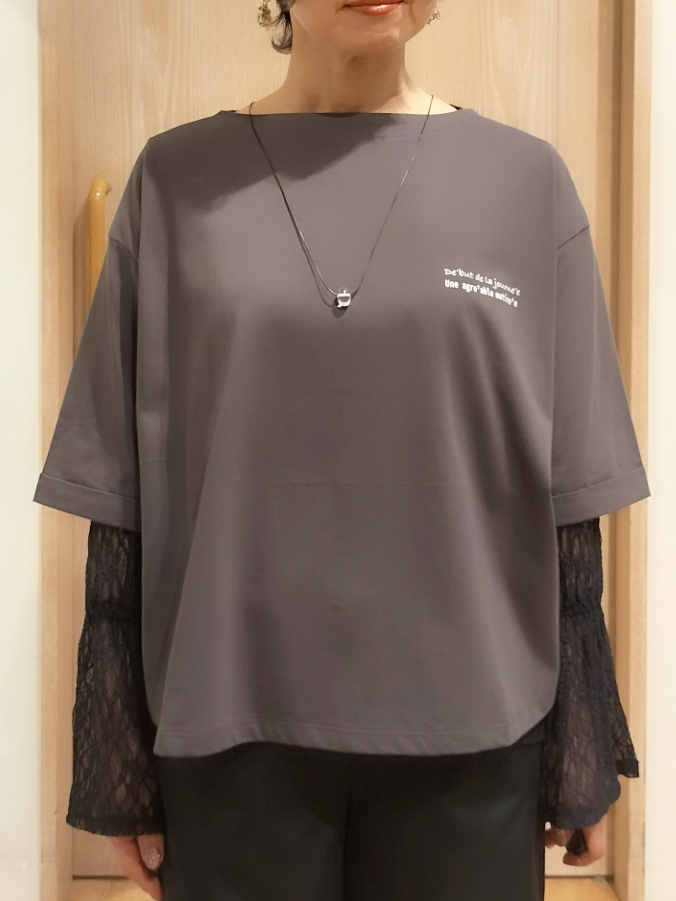 YUKIさんの「SHOO･LA･RUE｜【ひんやり/体型カバー】首元すっきり ゆるバックギャザーTシャツ」を使ったコーディネート