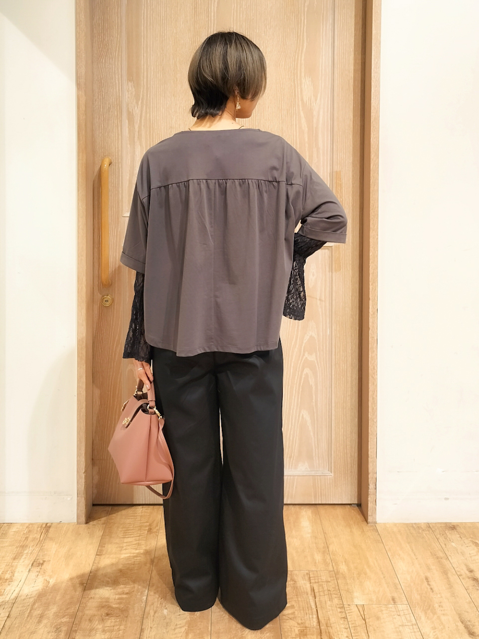 YUKIさんの「SHOO･LA･RUE｜【ひんやり/体型カバー】首元すっきり ゆるバックギャザーTシャツ」を使ったコーディネート