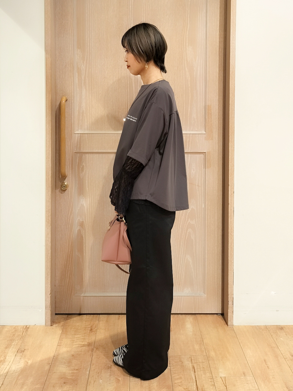 YUKIさんの「SHOO･LA･RUE｜【ひんやり/体型カバー】首元すっきり ゆるバックギャザーTシャツ」を使ったコーディネート