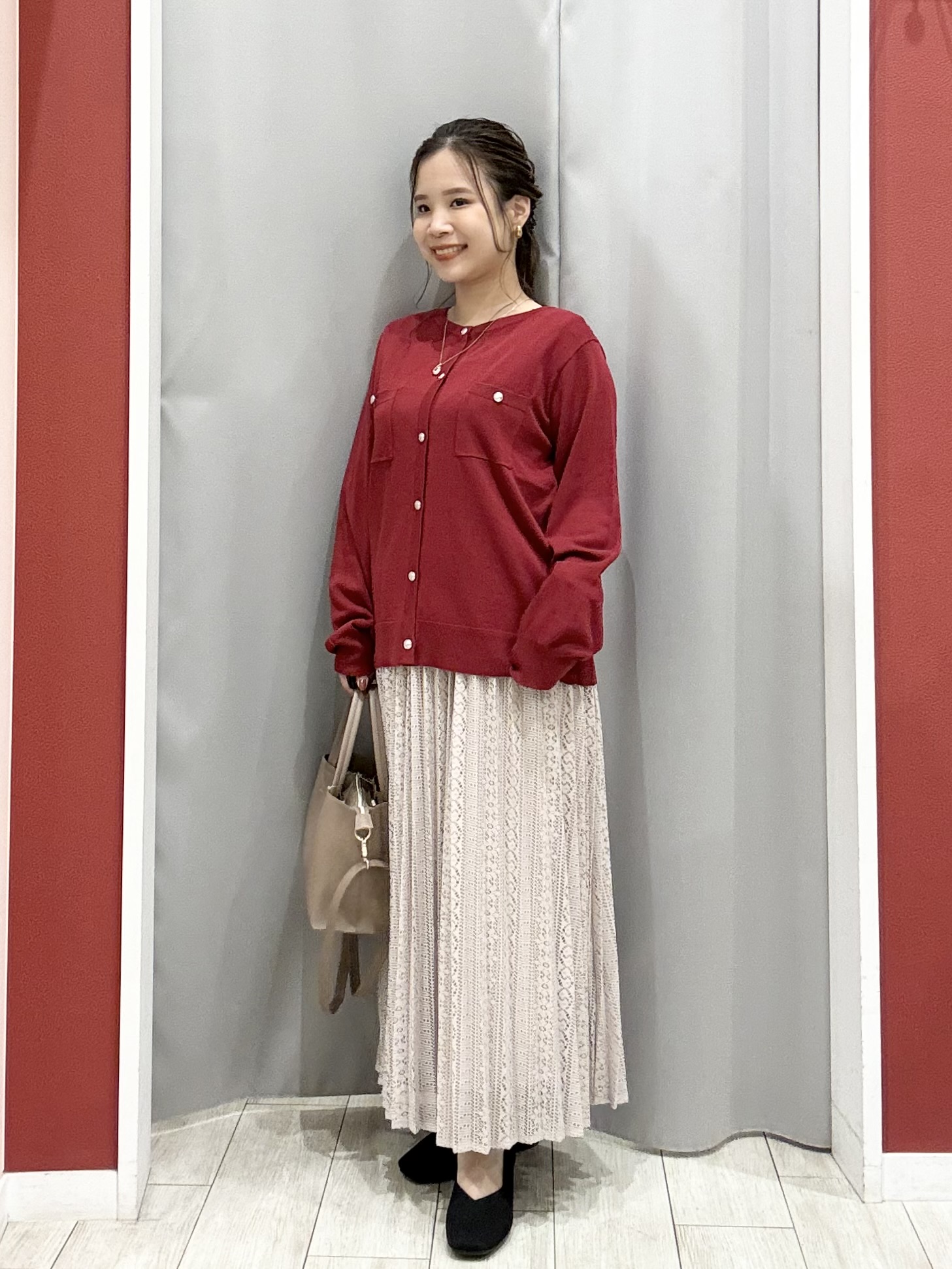 shioさんの「SHOO･LA･RUE｜【洗濯機可/S-LL】金ボタンが上品に。さらさらタッチカーディガン」を使ったコーディネート