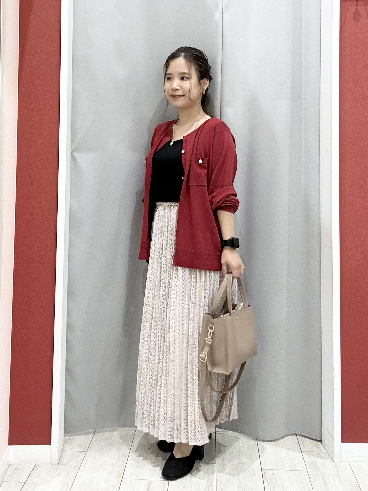 shioさんの「SHOO･LA･RUE｜【洗濯機可/S-LL】金ボタンが上品に。さらさらタッチカーディガン」を使ったコーディネート