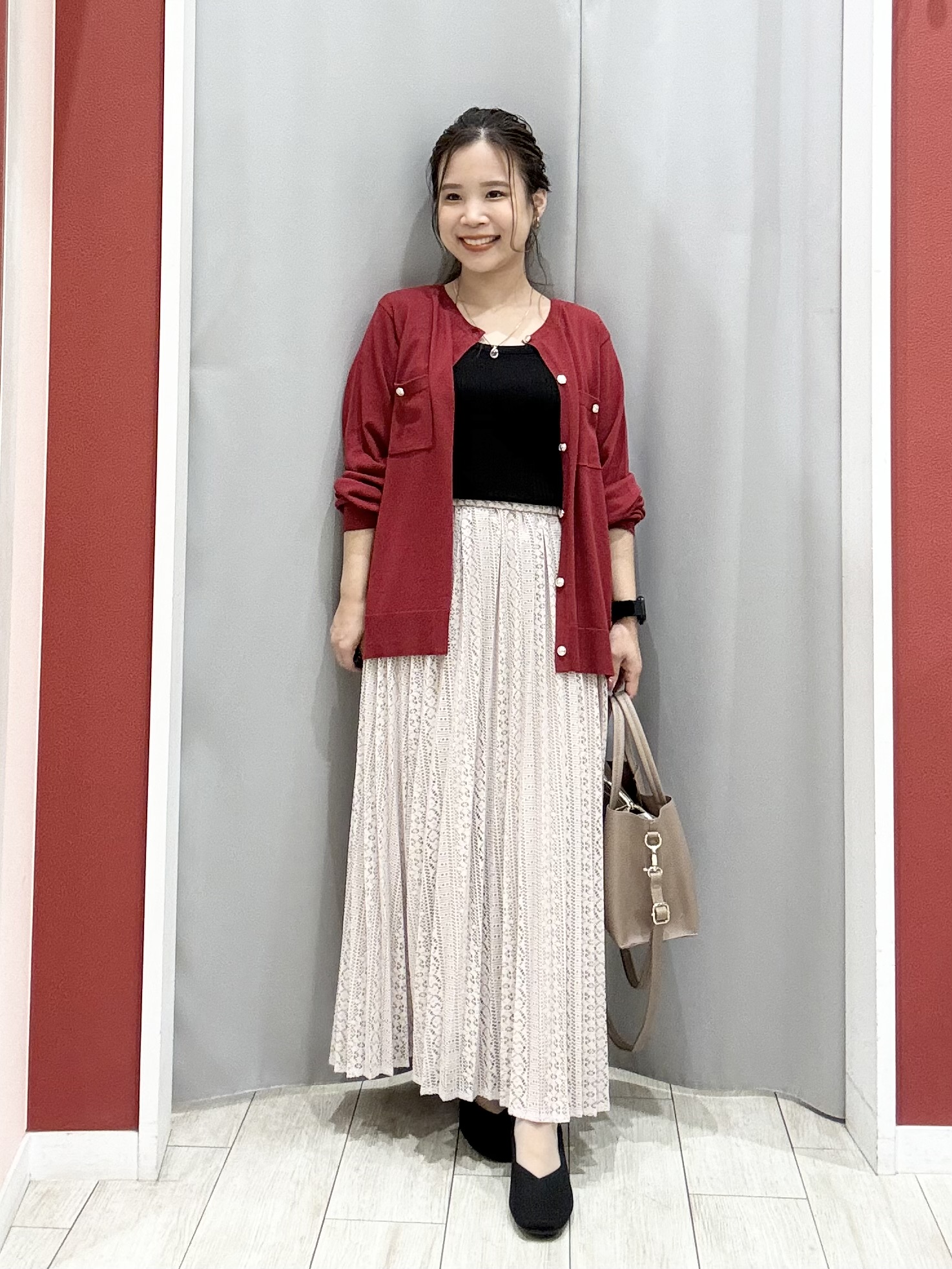 shioさんの「SHOO･LA･RUE｜【洗濯機可/S-LL】金ボタンが上品に。さらさらタッチカーディガン」を使ったコーディネート