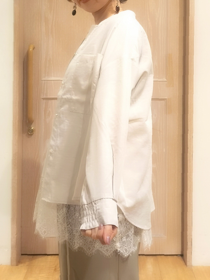 YUKIさんの「SHOO･LA･RUE｜【洗濯後しわになりにくい/S-LL】キーネック金ボタンポケットシャツ」を使ったコーディネート