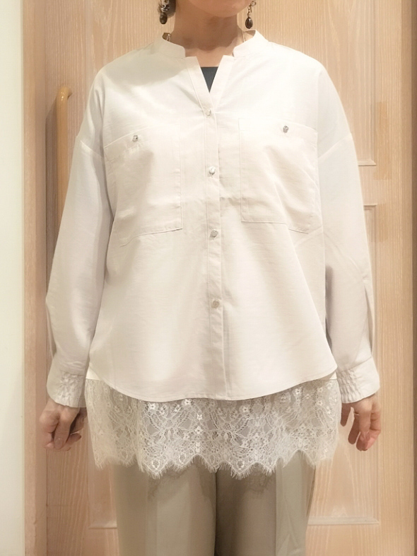 YUKIさんの「SHOO･LA･RUE｜【洗濯後しわになりにくい/S-LL】キーネック金ボタンポケットシャツ」を使ったコーディネート