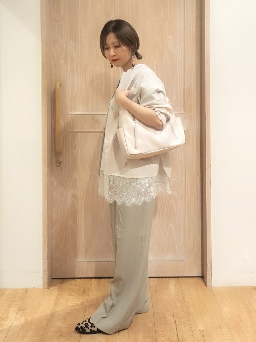 YUKIさんの「SHOO･LA･RUE｜【洗濯後しわになりにくい/S-LL】キーネック金ボタンポケットシャツ」を使ったコーディネート