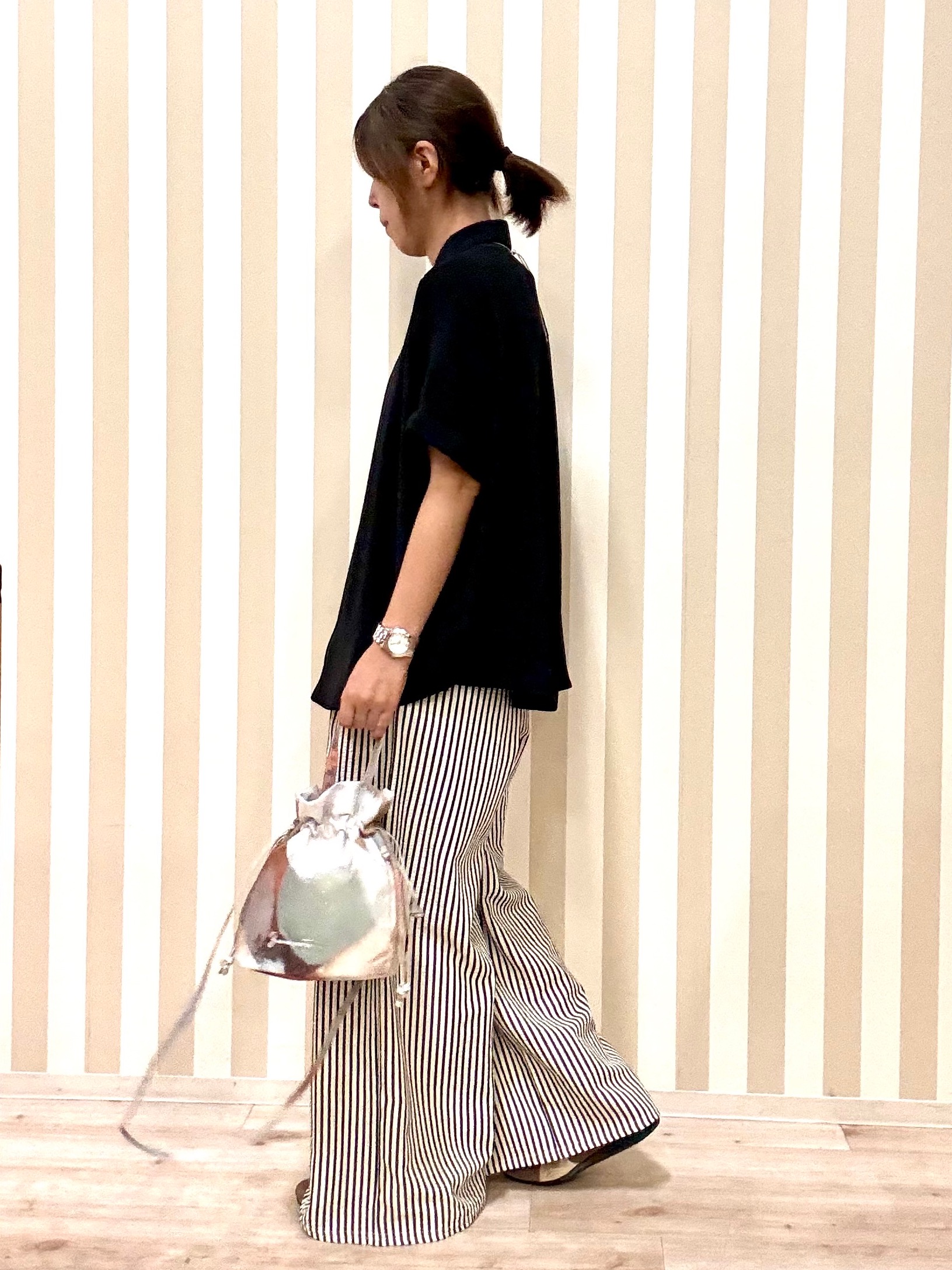 pieceさんの「SHOO･LA･RUE｜【ひんやり/洗濯後しわになりにくい/体型カバー】二の腕も隠せる　お袖ロールアップ半袖シャツ」を使ったコーディネート