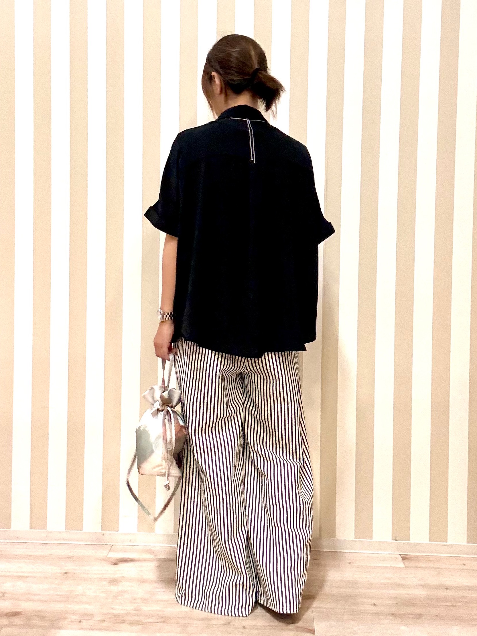 pieceさんの「SHOO･LA･RUE｜【ひんやり/洗濯後しわになりにくい/体型カバー】二の腕も隠せる　お袖ロールアップ半袖シャツ」を使ったコーディネート