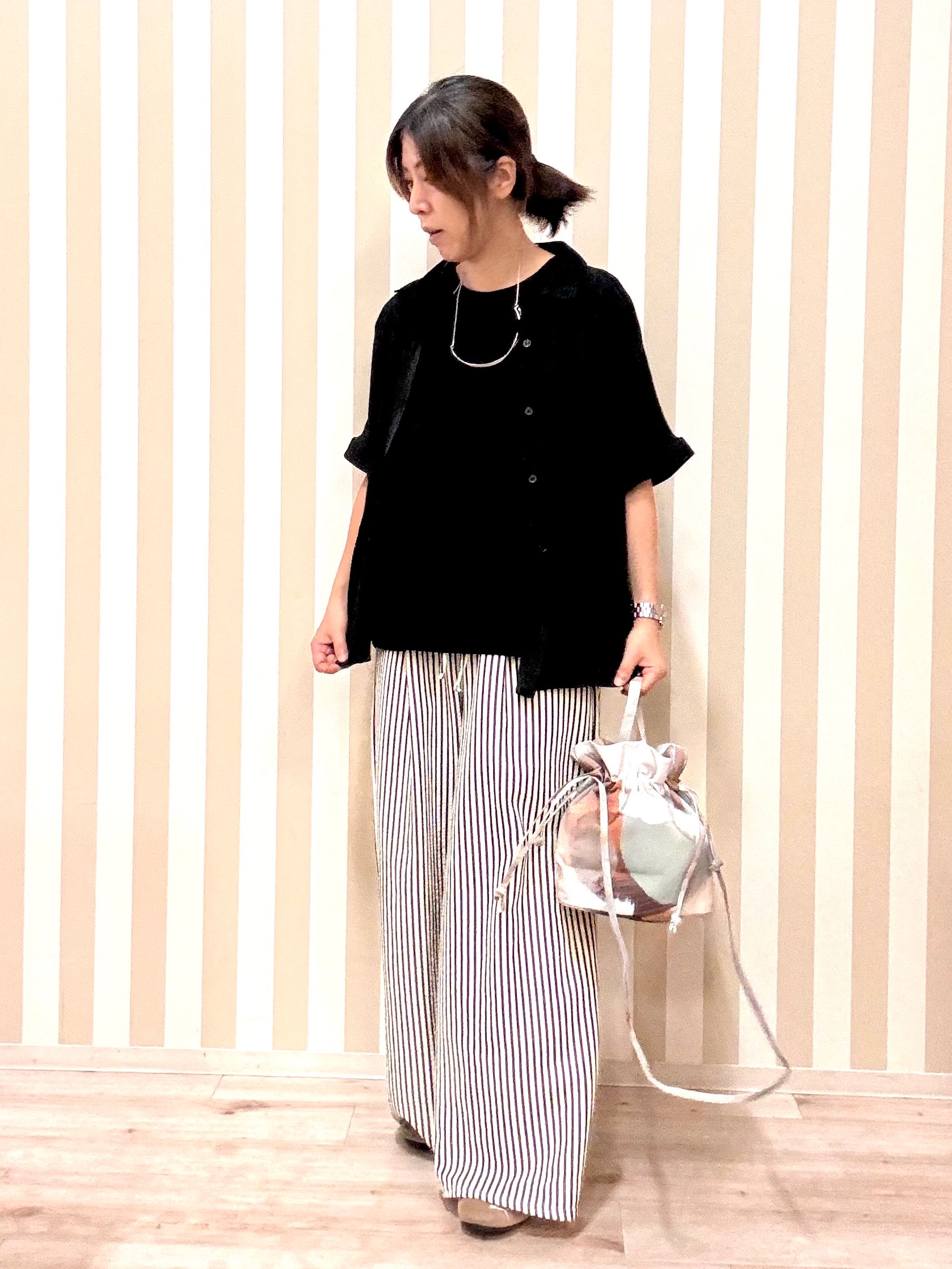 pieceさんの「SHOO･LA･RUE｜【ひんやり/洗濯後しわになりにくい/体型カバー】二の腕も隠せる　お袖ロールアップ半袖シャツ」を使ったコーディネート