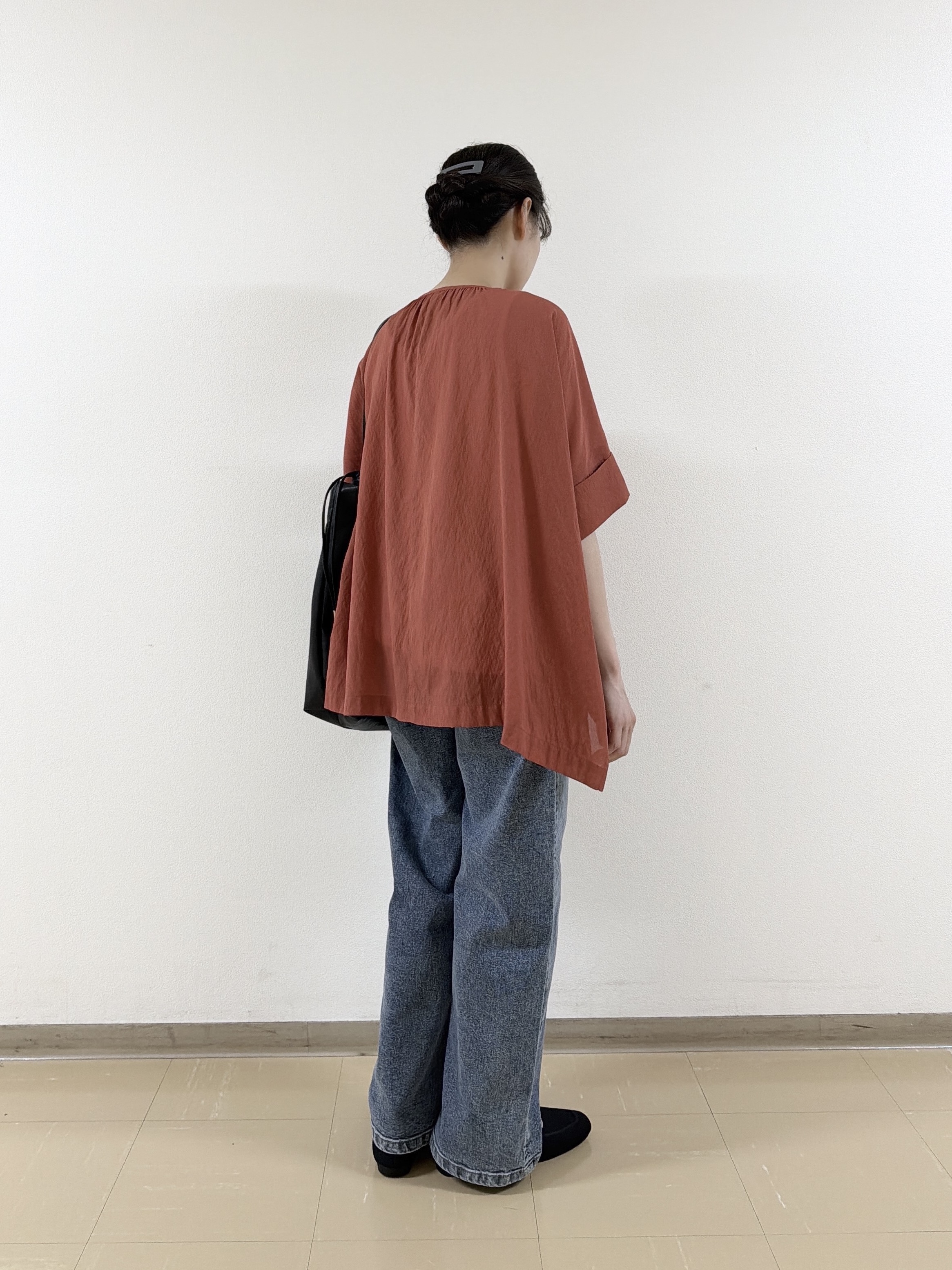 あんづさんの「SHOO･LA･RUE｜【2点セット/洗濯機可】大人の抜け感 リボン付きポンチョ風ブラウス＆タンクトップ」を使ったコーディネート