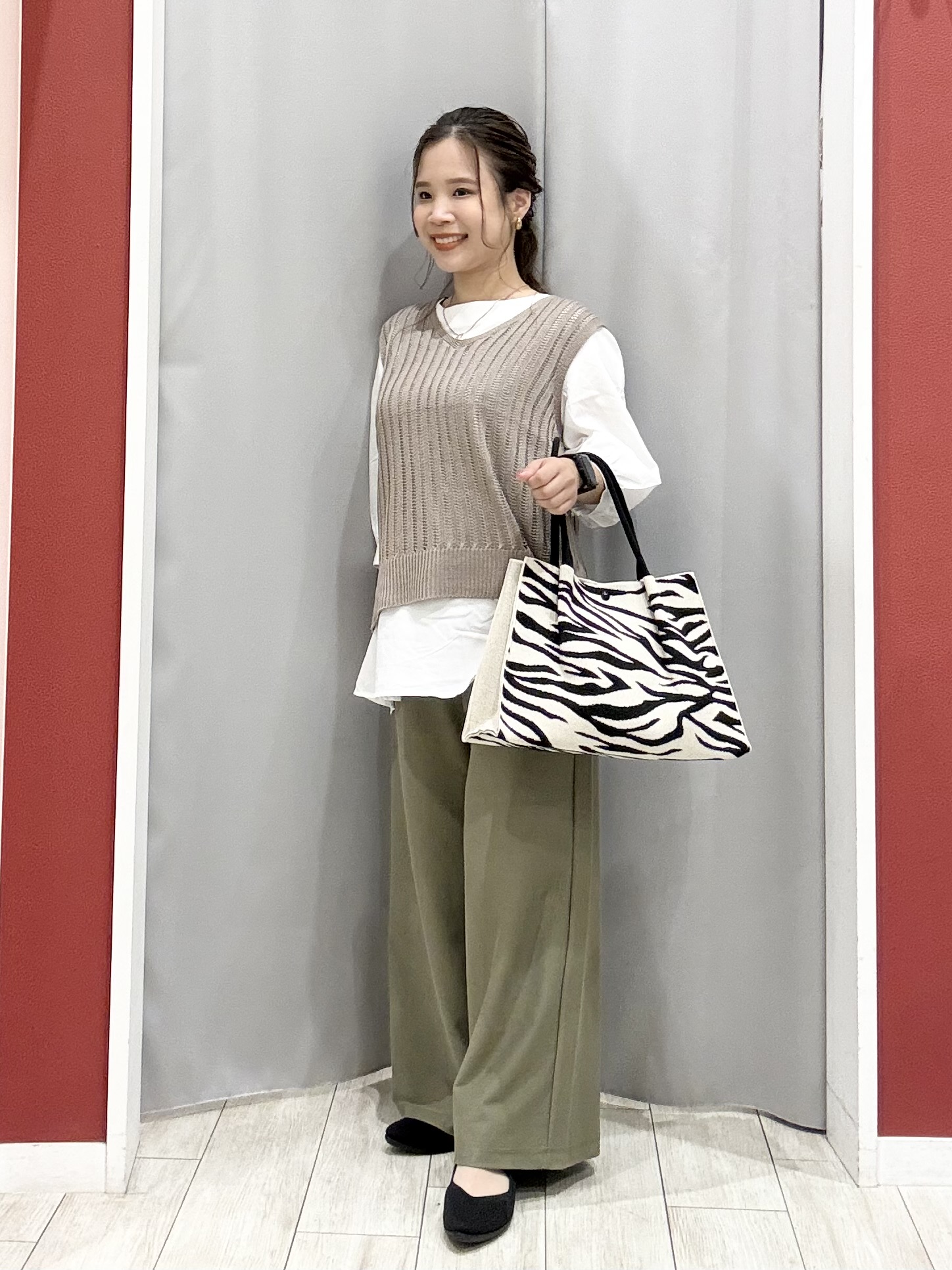 shioさんの「SHOO･LA･RUE｜【2点セット/洗濯機可/S-LL】透かし編みニットベスト＋5分袖シャツ」を使ったコーディネート