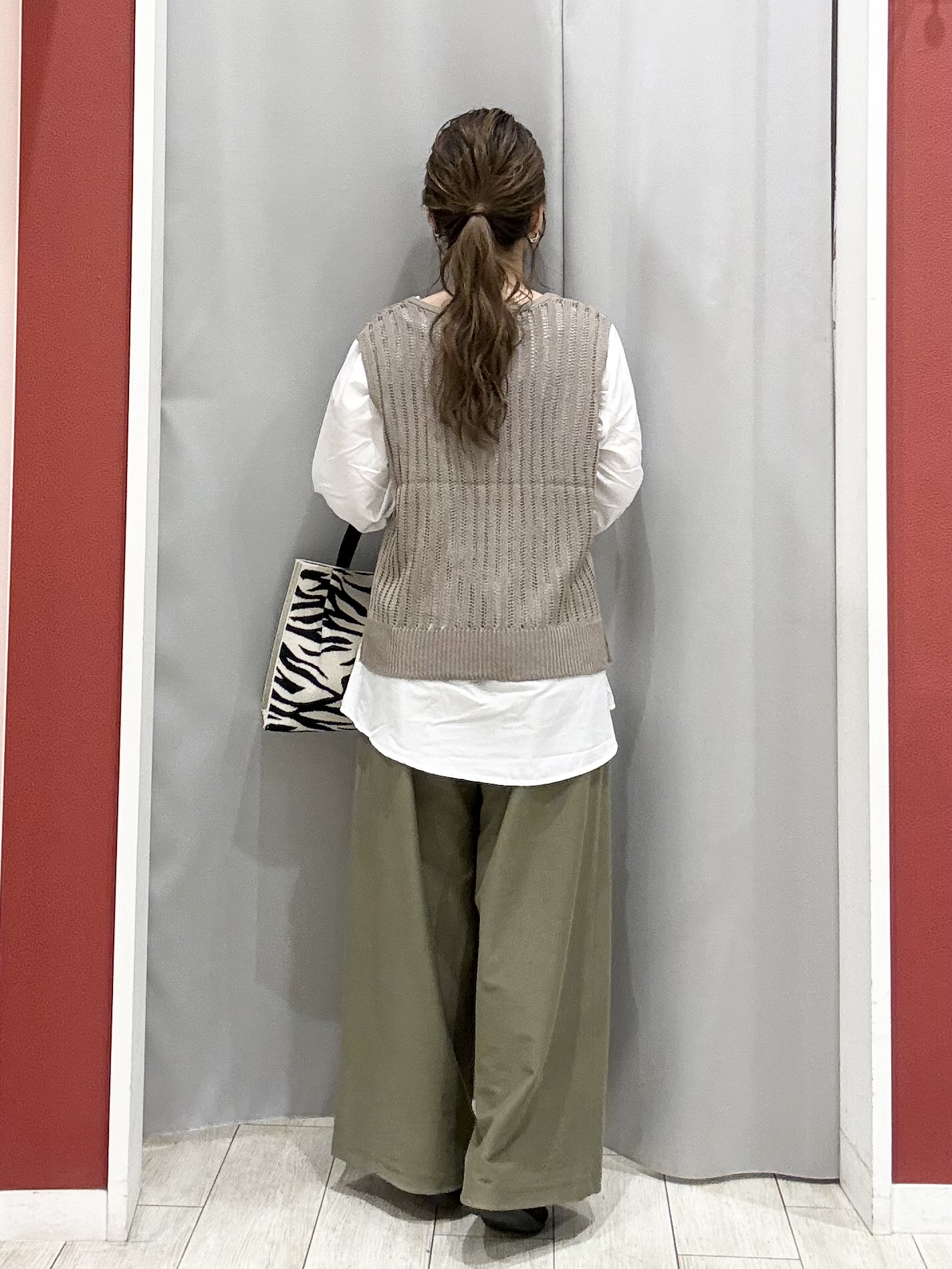 shioさんの「SHOO･LA･RUE｜【2点セット/洗濯機可/S-LL】透かし編みニットベスト＋5分袖シャツ」を使ったコーディネート