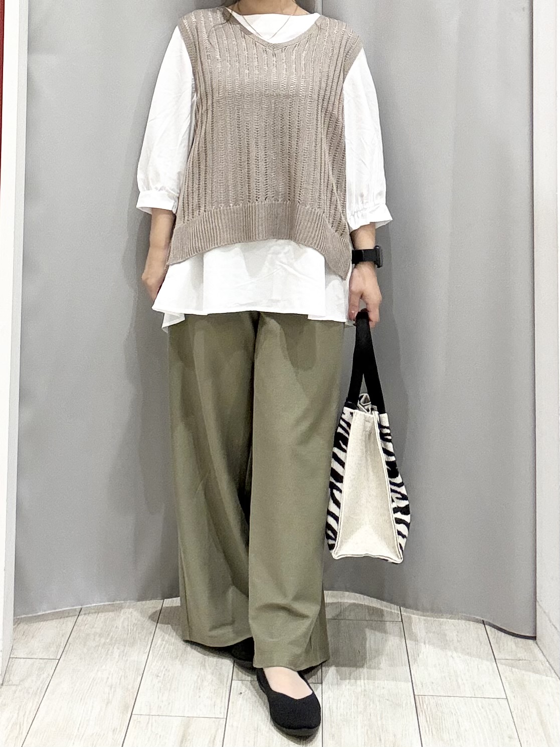 shioさんの「SHOO･LA･RUE｜【2点セット/洗濯機可/S-LL】透かし編みニットベスト＋5分袖シャツ」を使ったコーディネート
