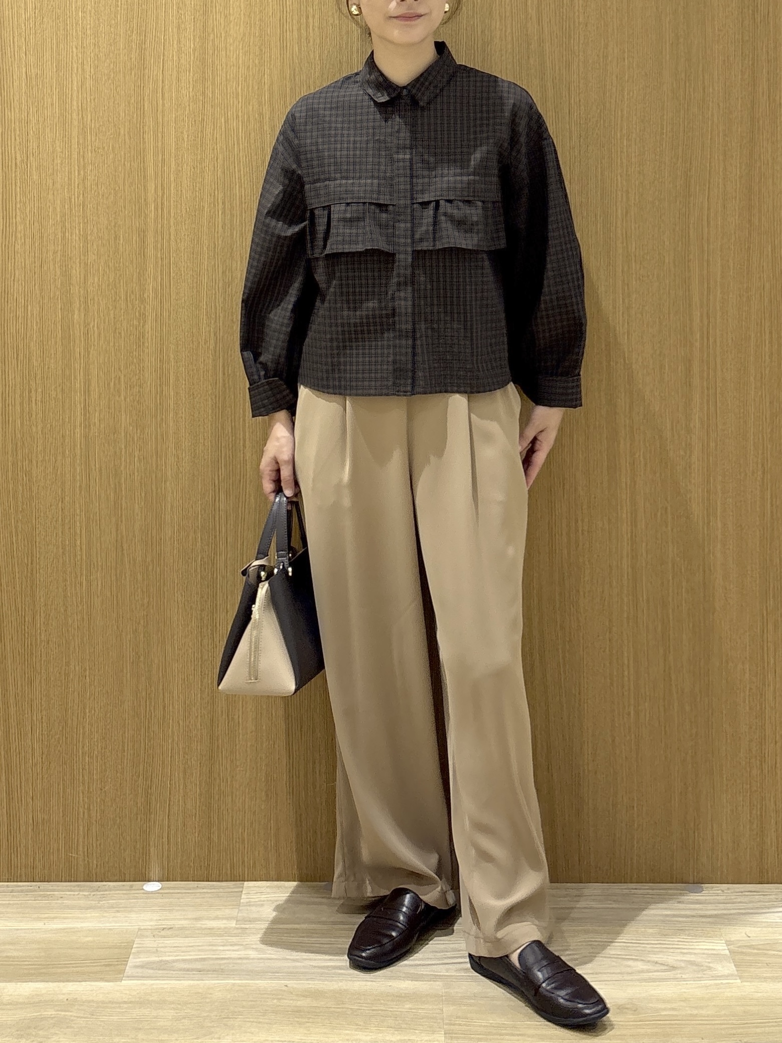 たけねぇさんの「OPAQUE.CLIP｜シアーチェック フロントフリルショートシャツ【洗濯機OK】」を使ったコーディネート