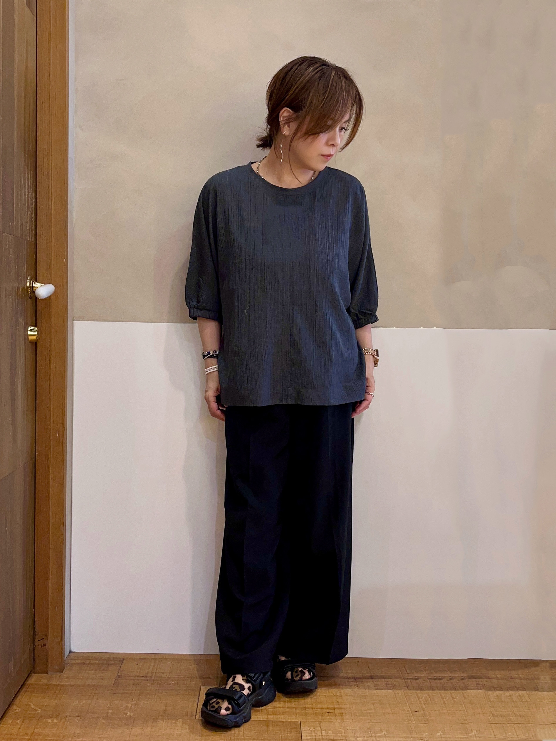 まるぷーさんの「SHOO･LA･RUE｜【インせず着られる/洗濯後しわになりにくい】しぼしぼドルマンブラウス」を使ったコーディネート