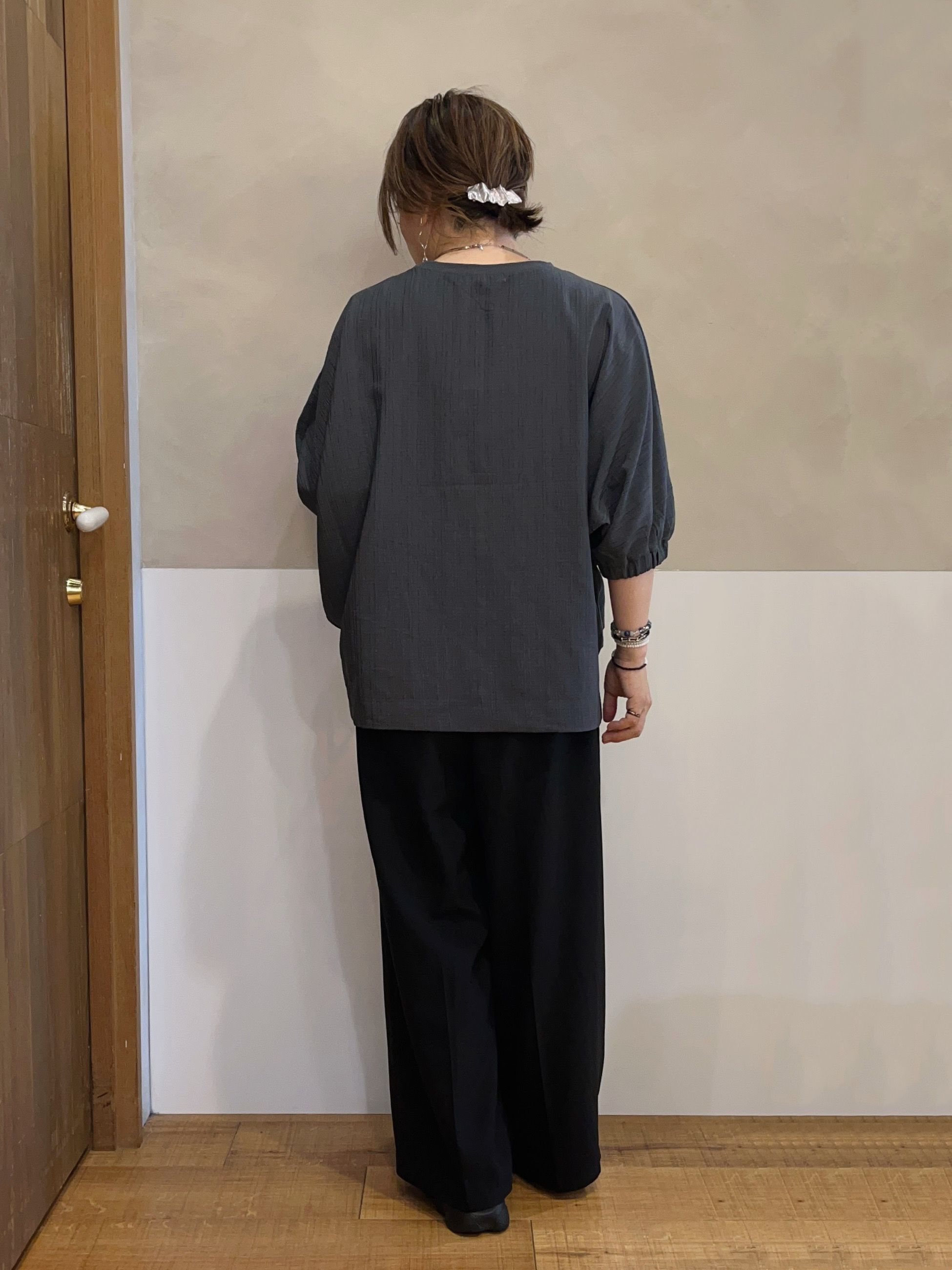 まるぷーさんの「SHOO･LA･RUE｜【インせず着られる/洗濯後しわになりにくい】しぼしぼドルマンブラウス」を使ったコーディネート