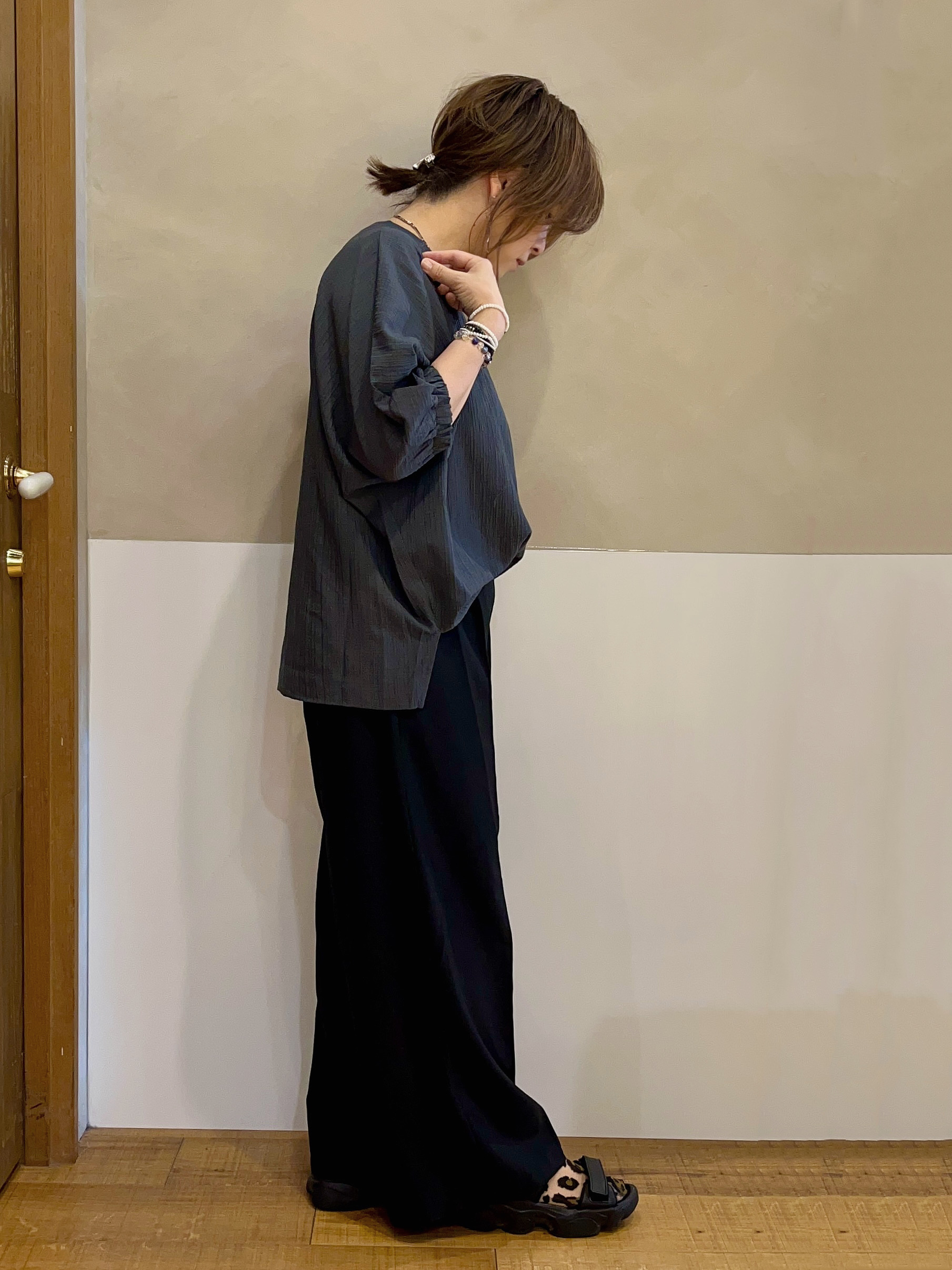 まるぷーさんの「SHOO･LA･RUE｜【インせず着られる/洗濯後しわになりにくい】しぼしぼドルマンブラウス」を使ったコーディネート