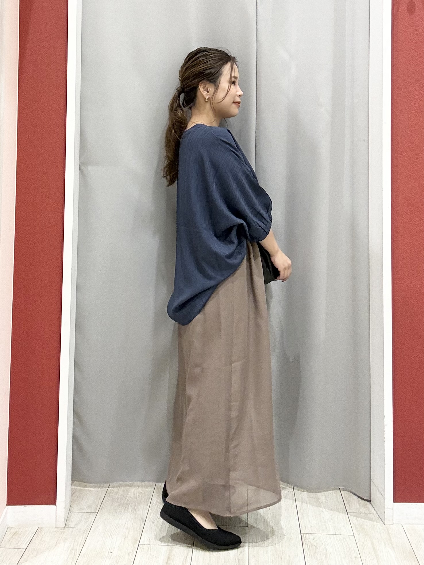 shioさんの「SHOO･LA･RUE｜【インせず着られる/洗濯後しわになりにくい】しぼしぼドルマンブラウス」を使ったコーディネート
