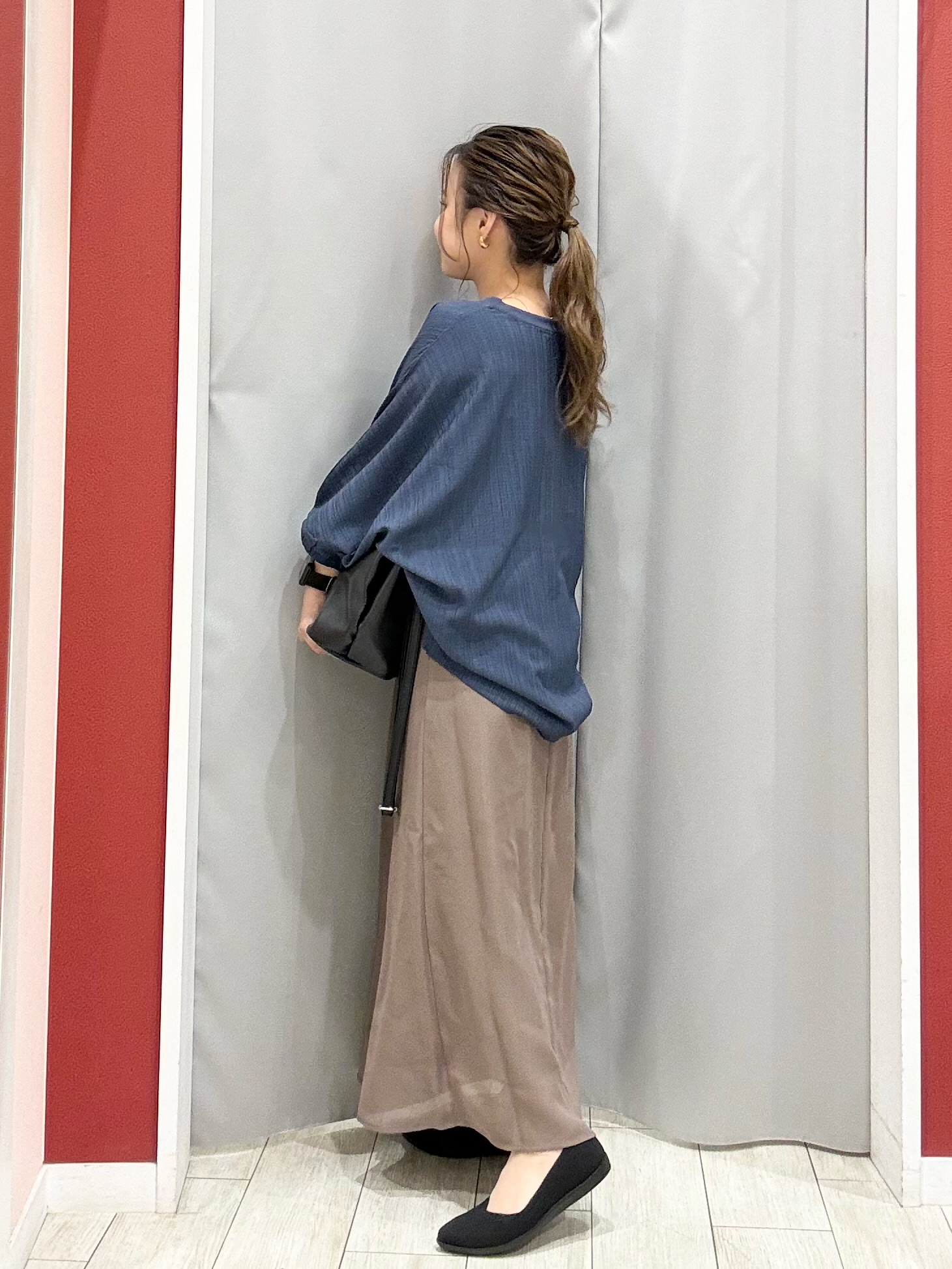 shioさんの「SHOO･LA･RUE｜【インせず着られる/洗濯後しわになりにくい】しぼしぼドルマンブラウス」を使ったコーディネート