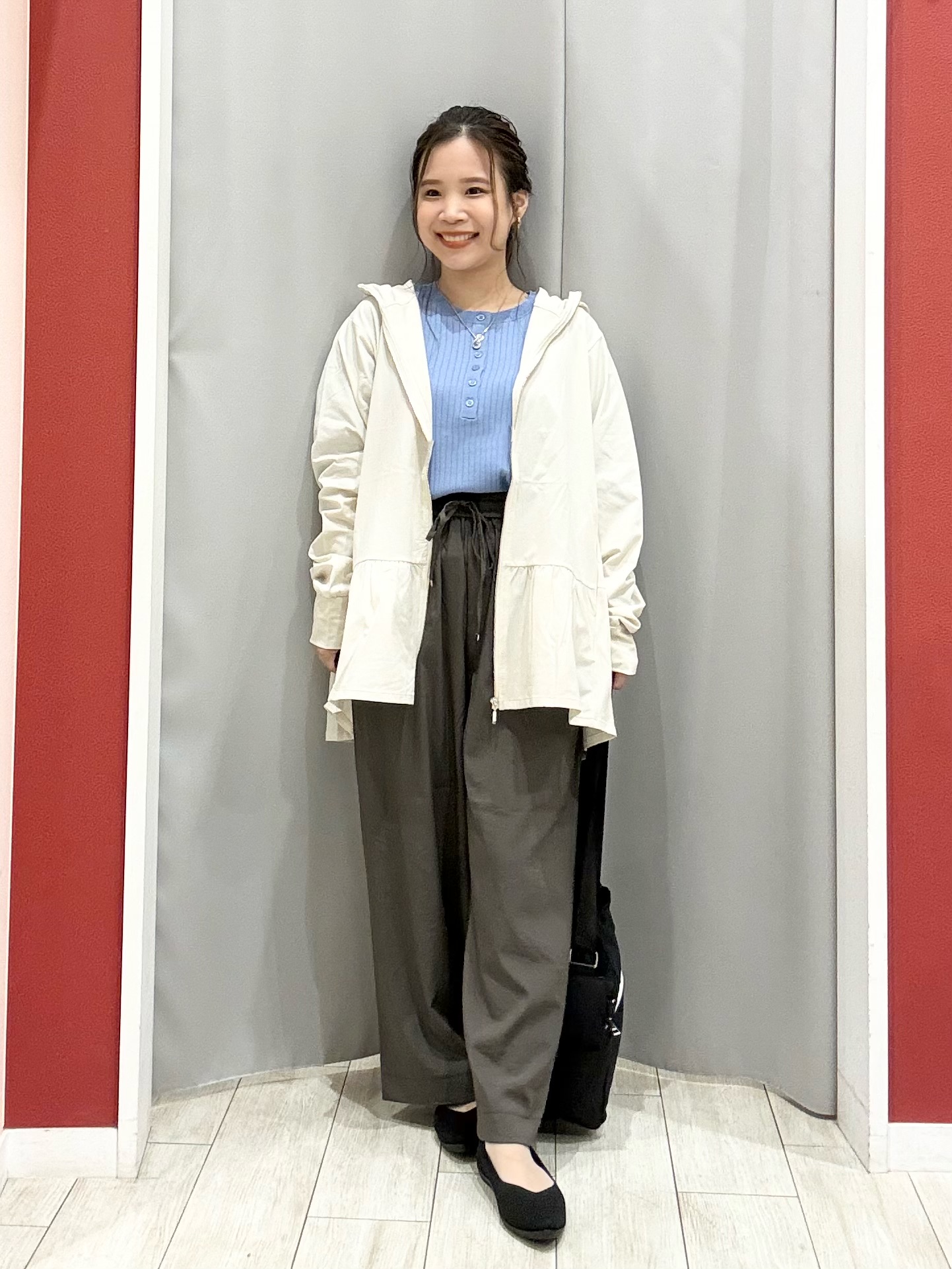 shioさんの「SHOO･LA･RUE｜【洗濯機可/S-LL/UVカット】さりげない甘さをプラスする ティアードパーカー」を使ったコーディネート