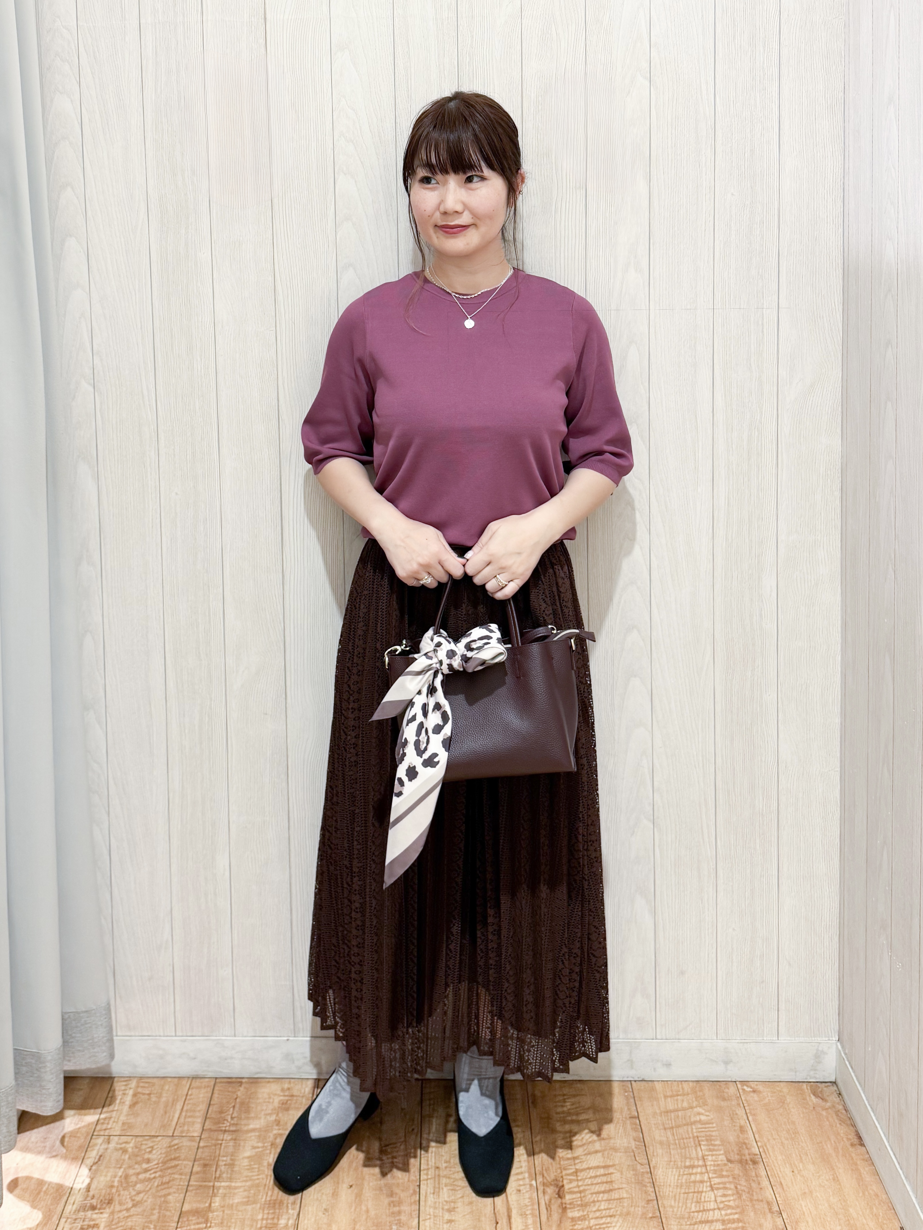 愛さんの「SHOO･LA･RUE｜【ガンガン洗える/毛玉になりにくい】二の腕見せない 5分袖ニット」を使ったコーディネート