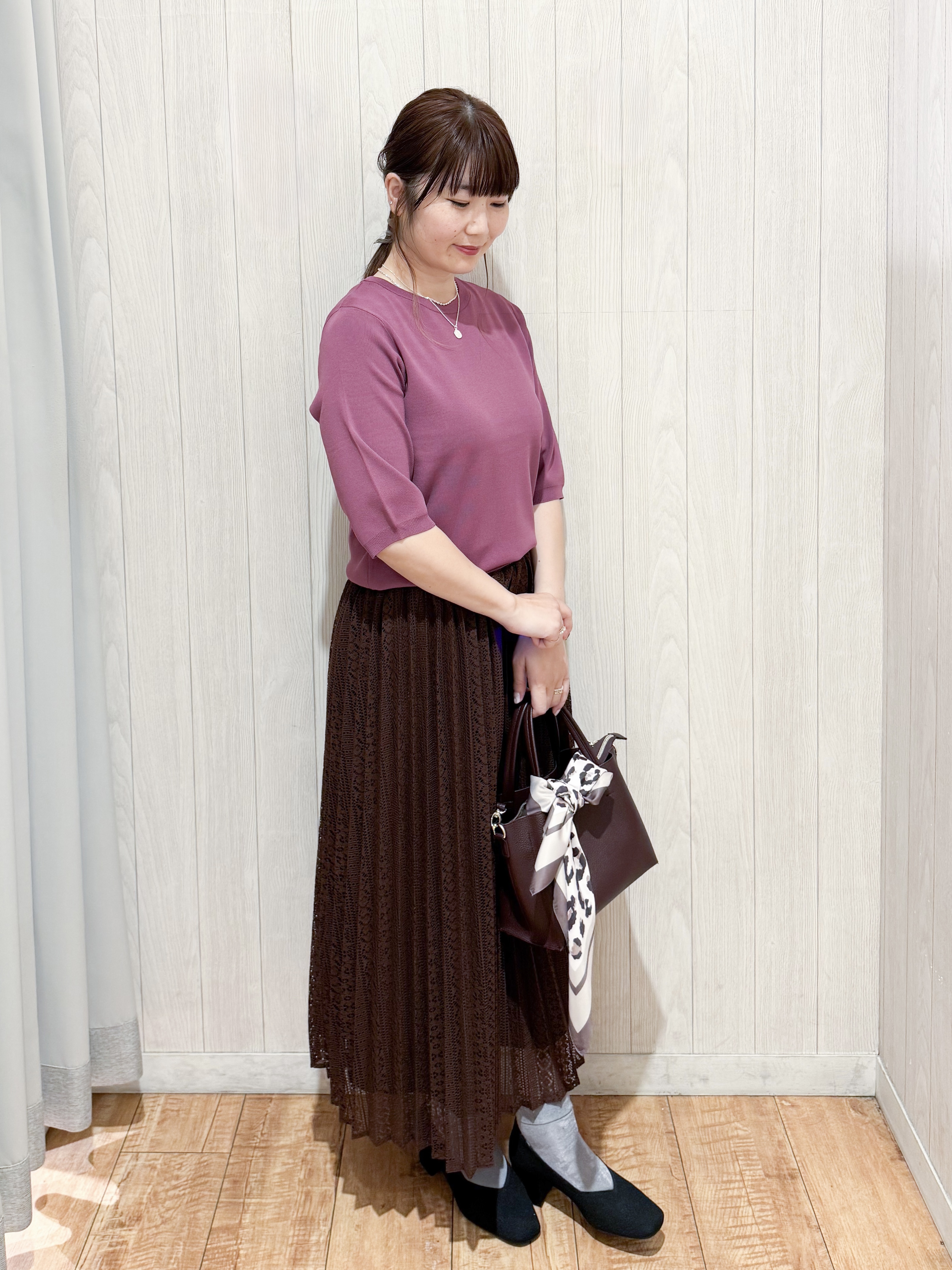 愛さんの「SHOO･LA･RUE｜【ガンガン洗える/毛玉になりにくい】二の腕見せない 5分袖ニット」を使ったコーディネート