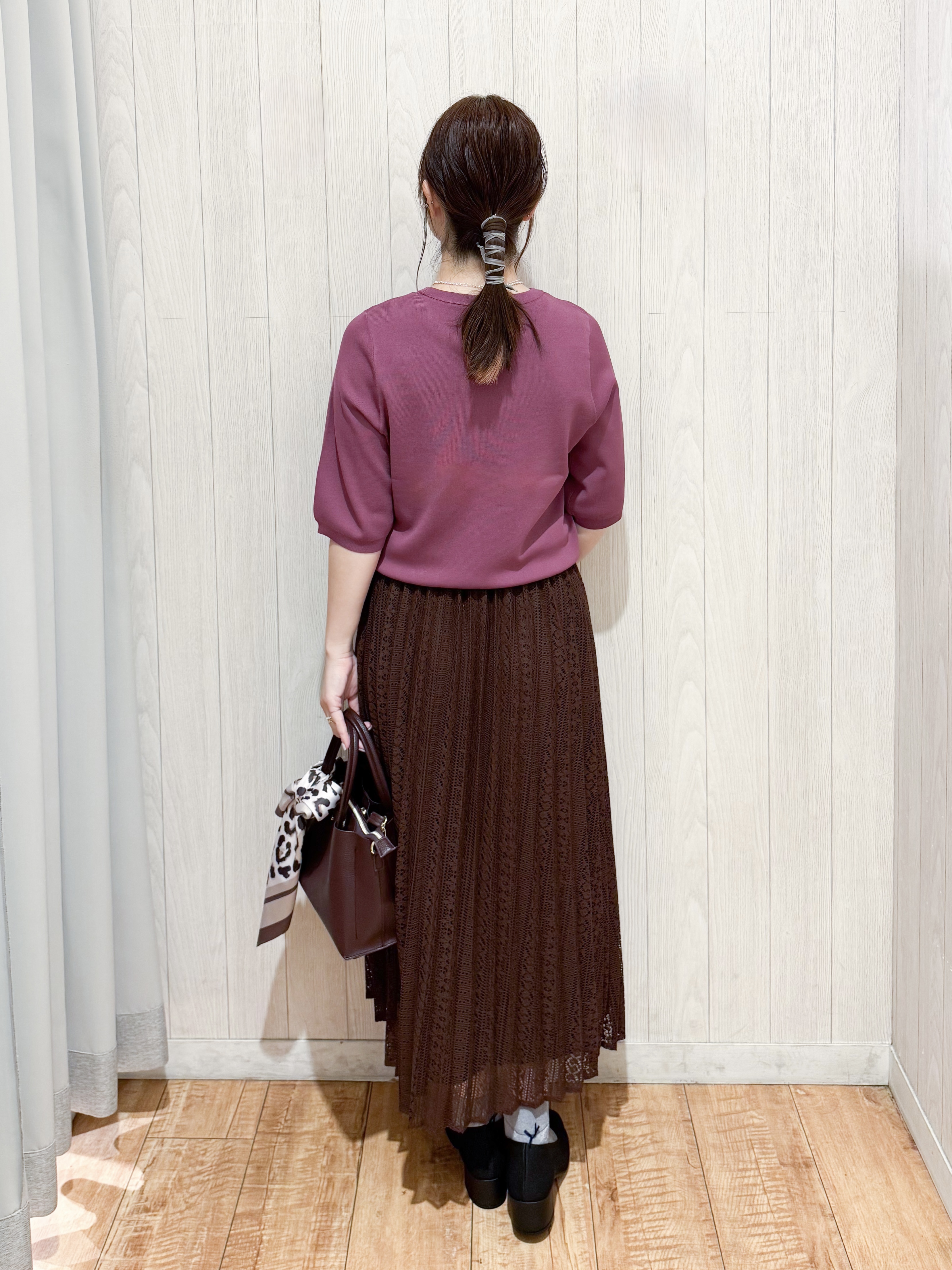 愛さんの「SHOO･LA･RUE｜【ガンガン洗える/毛玉になりにくい】二の腕見せない 5分袖ニット」を使ったコーディネート