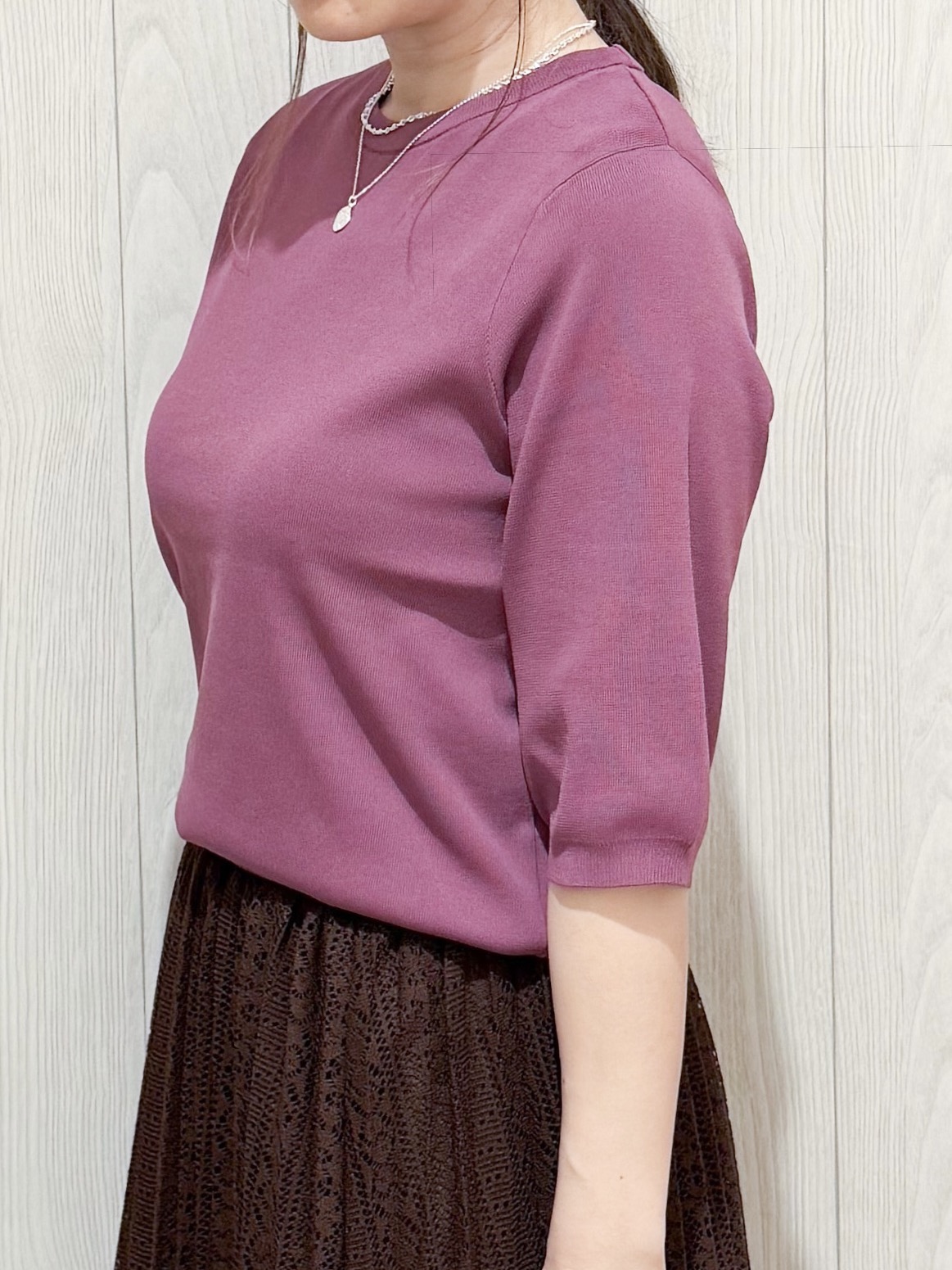 愛さんの「SHOO･LA･RUE｜【ガンガン洗える/毛玉になりにくい】二の腕見せない 5分袖ニット」を使ったコーディネート