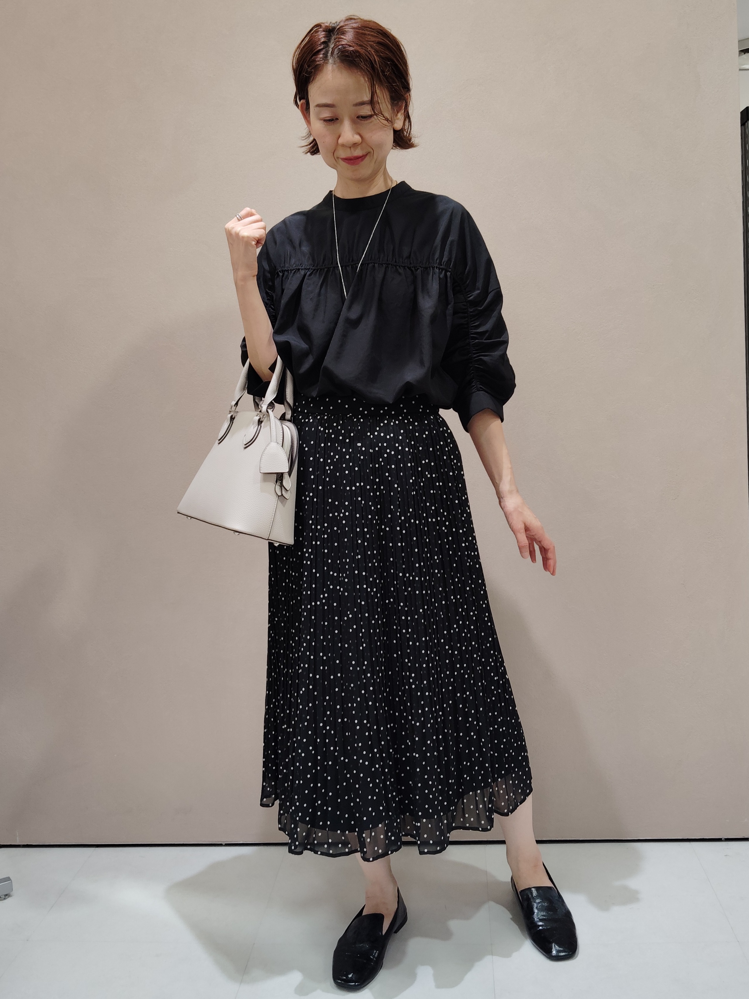 KATAさんの「Reflect｜【手洗い可】プチハイネック ギャザーブラウス」を使ったコーディネート