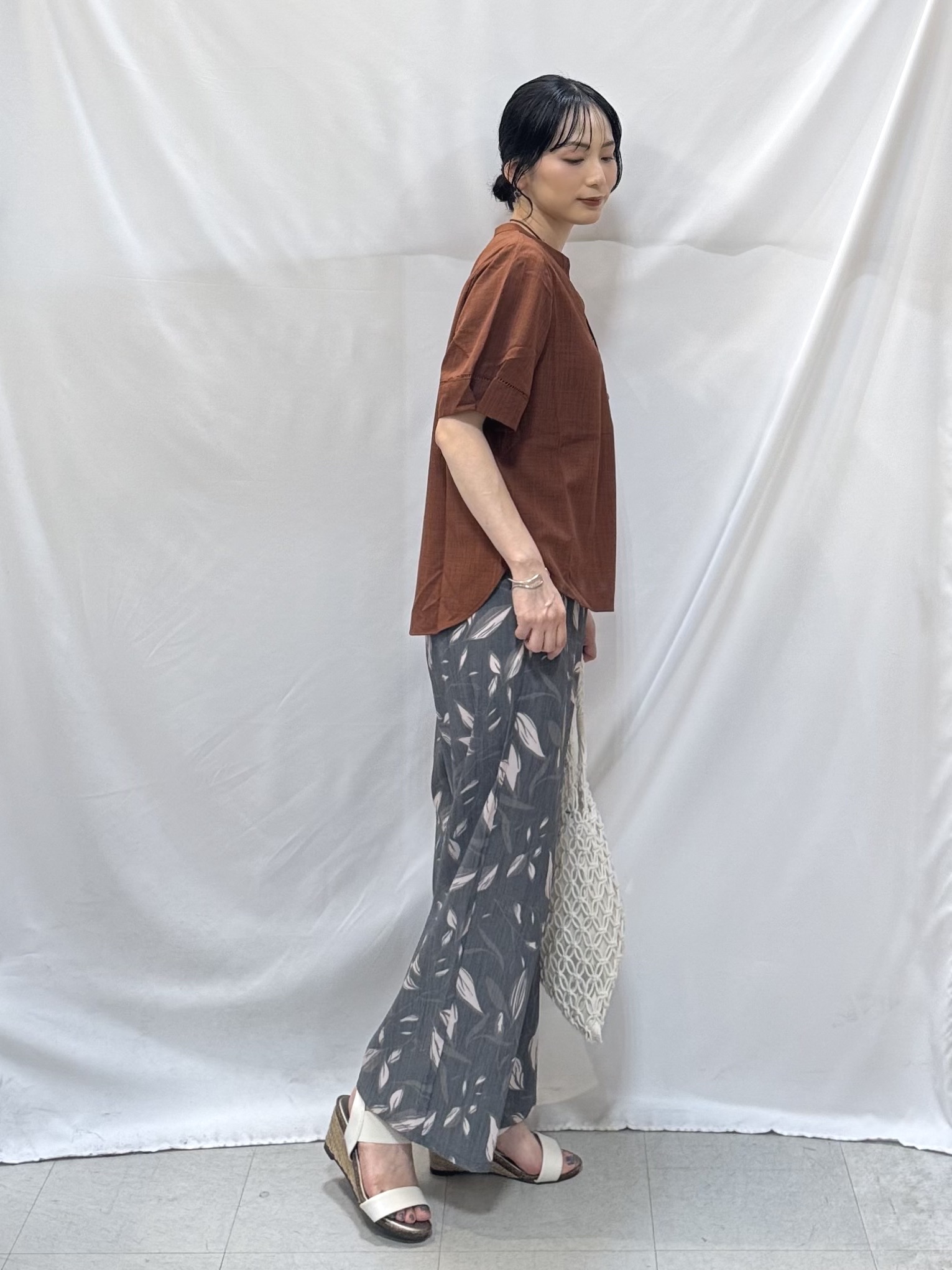 𝐇𝐢𝐫𝐨𝐦𝐢さんの「SHOO･LA･RUE｜【洗濯後しわになりにくい/インせずきまる】シンプルだけど女性らしい 麻調スキッパーブラウス」を使ったコーディネート