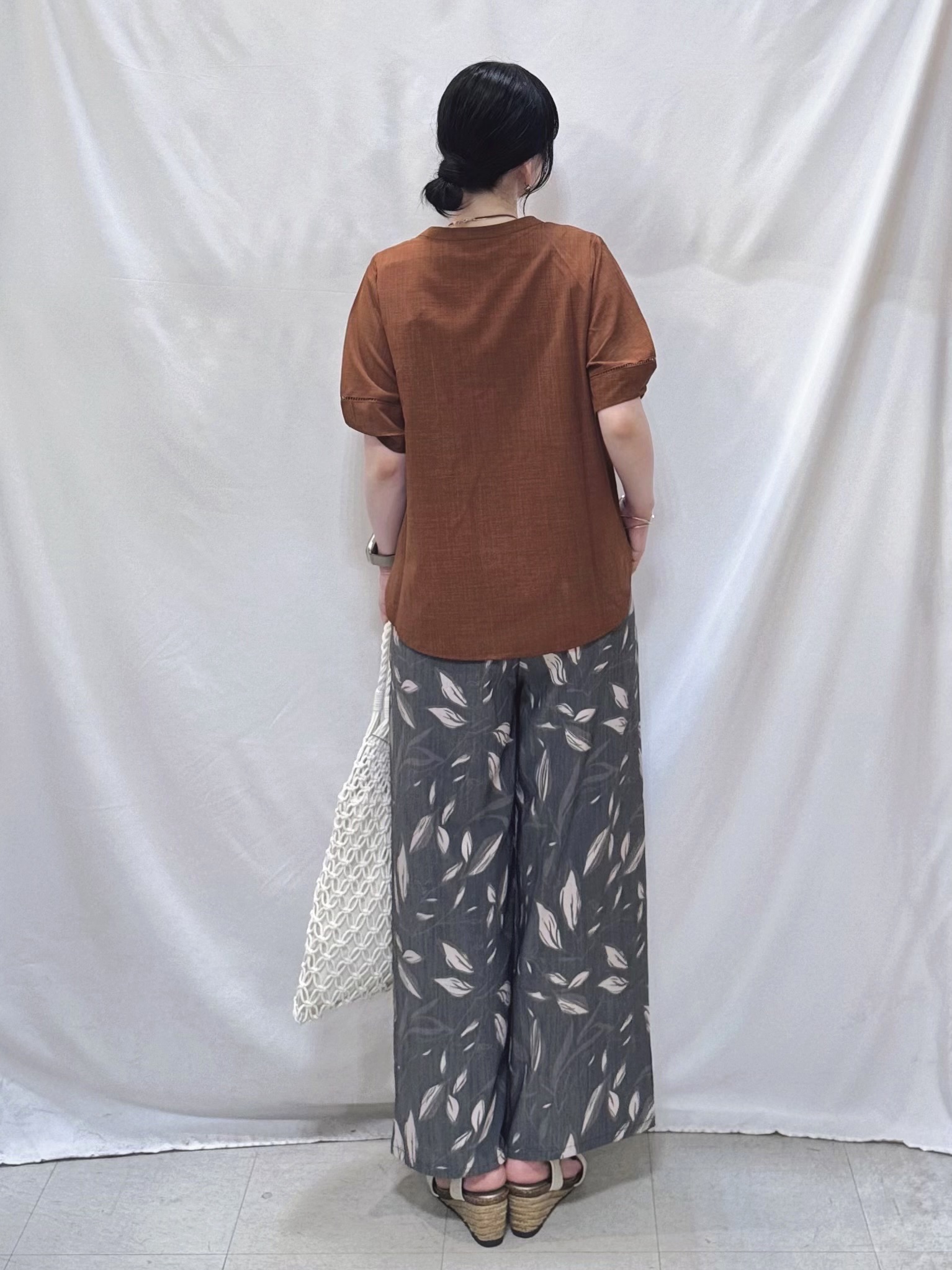 𝐇𝐢𝐫𝐨𝐦𝐢さんの「SHOO･LA･RUE｜【洗濯後しわになりにくい/インせずきまる】シンプルだけど女性らしい 麻調スキッパーブラウス」を使ったコーディネート