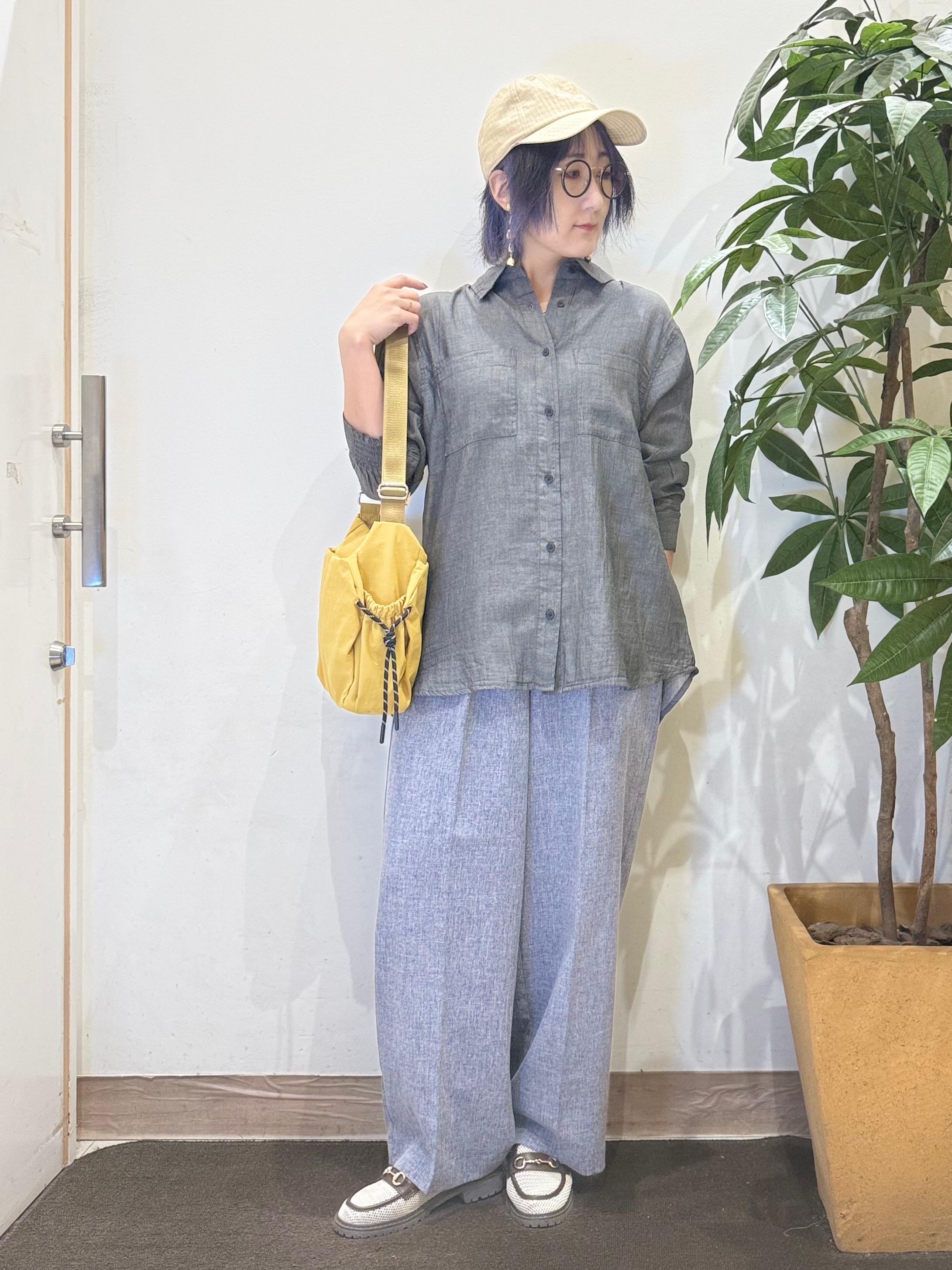 misakiさんの「SHOO･LA･RUE｜【綿100%/UV/S-LL/体型カバー】ヒップが隠せる やわらかデニムシャツ」を使ったコーディネート