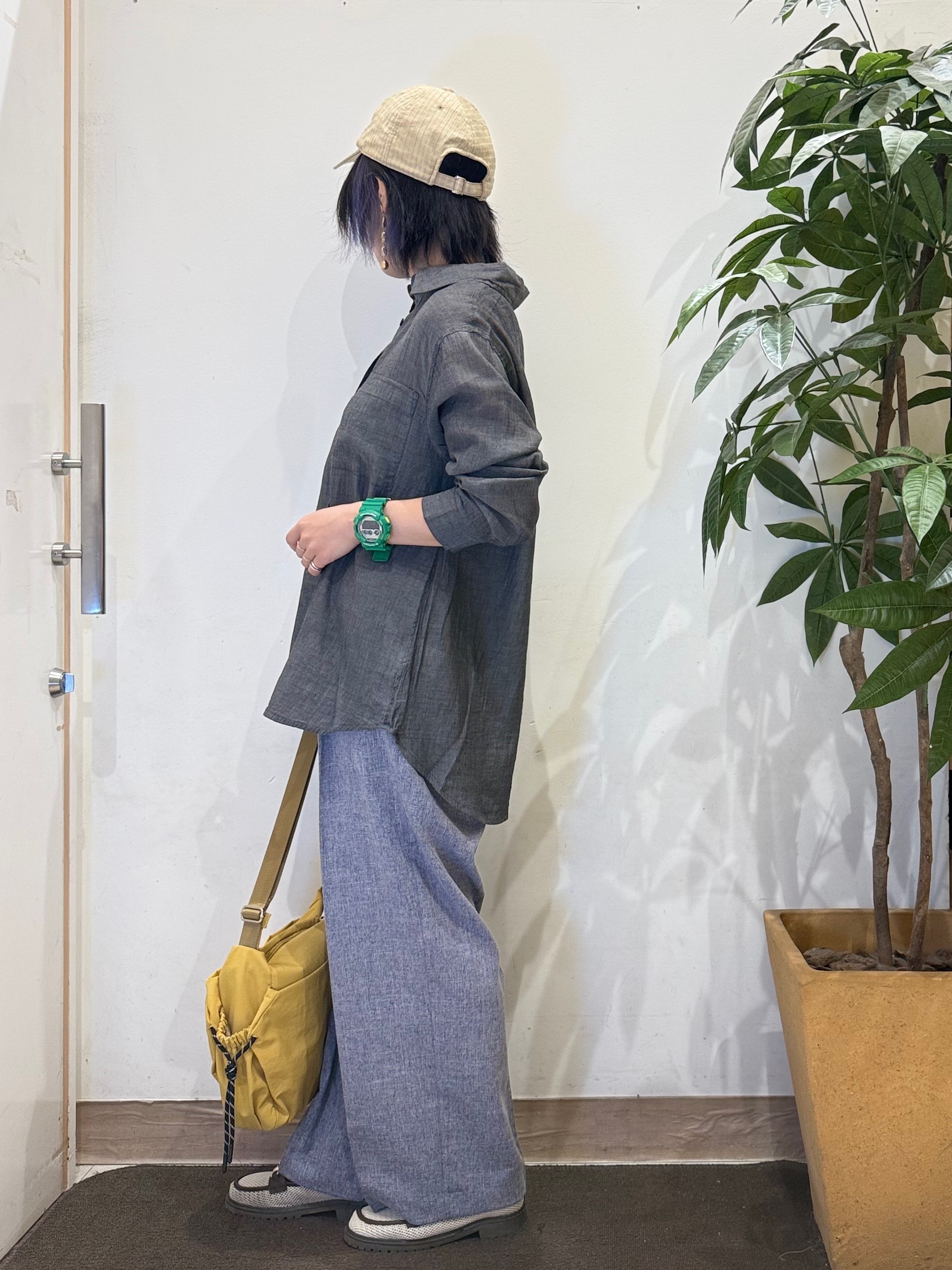 misakiさんの「SHOO･LA･RUE｜【綿100%/UV/S-LL/体型カバー】ヒップが隠せる やわらかデニムシャツ」を使ったコーディネート
