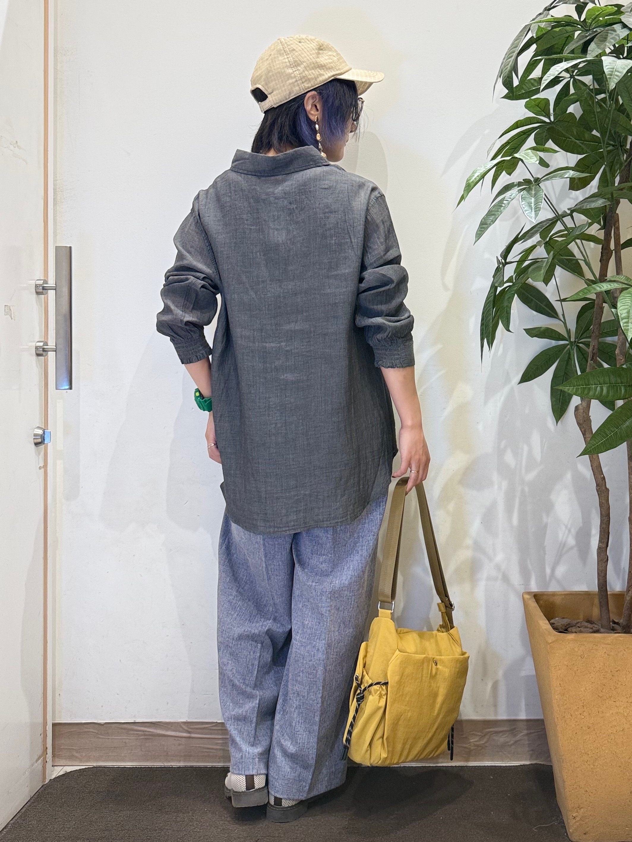 misakiさんの「SHOO･LA･RUE｜【綿100%/UV/S-LL/体型カバー】ヒップが隠せる やわらかデニムシャツ」を使ったコーディネート