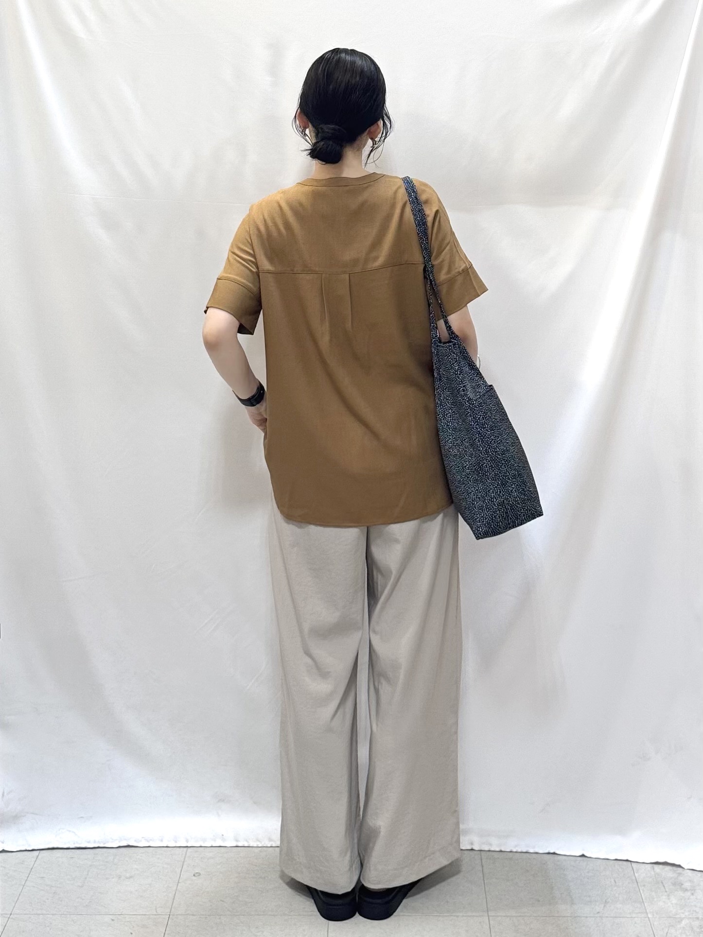 𝐇𝐢𝐫𝐨𝐦𝐢さんの「SHOO･LA･RUE｜【洗濯後しわになりにくい/UV/吸水速乾】Wポケットが目を引く オンオフ使えるスキッパーブラウス」を使ったコーディネート