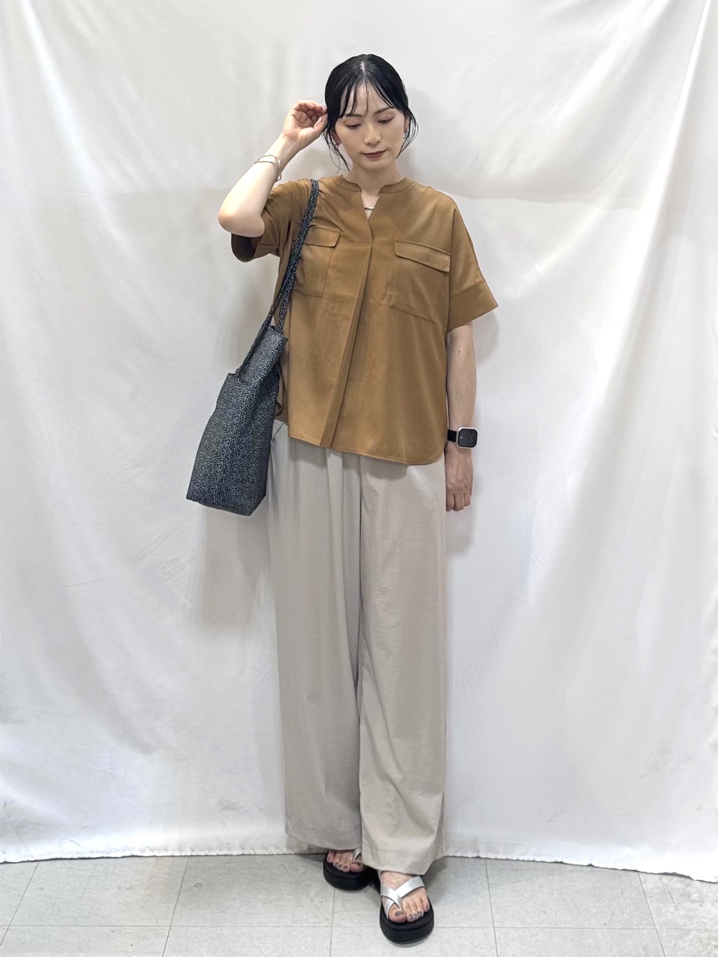 𝐇𝐢𝐫𝐨𝐦𝐢さんの「SHOO･LA･RUE｜【洗濯後しわになりにくい/UV/吸水速乾】Wポケットが目を引く オンオフ使えるスキッパーブラウス」を使ったコーディネート