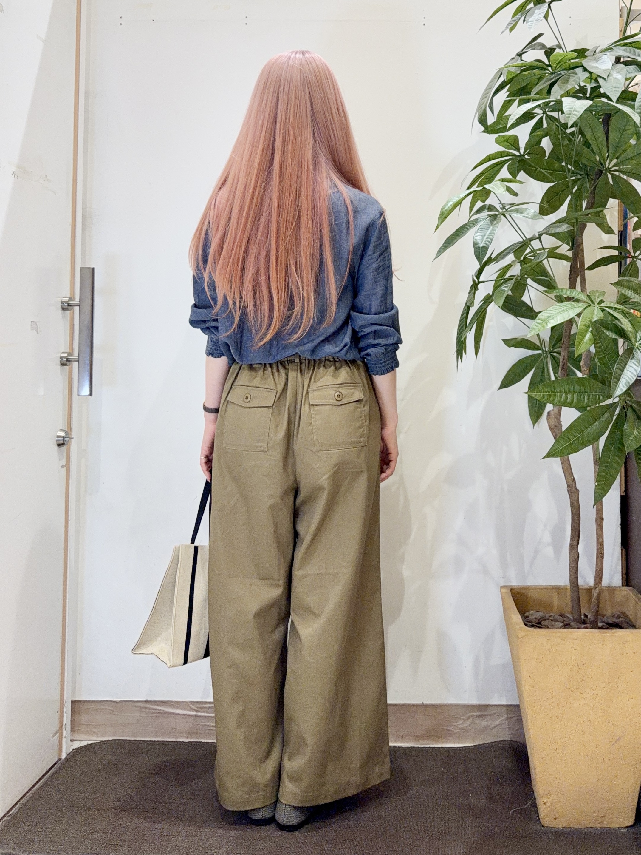 AYUMIさんの「SHOO･LA･RUE｜【綿100%/UV/S-LL/体型カバー】ヒップが隠せる 柔らかシアーデニムシャツ」を使ったコーディネート