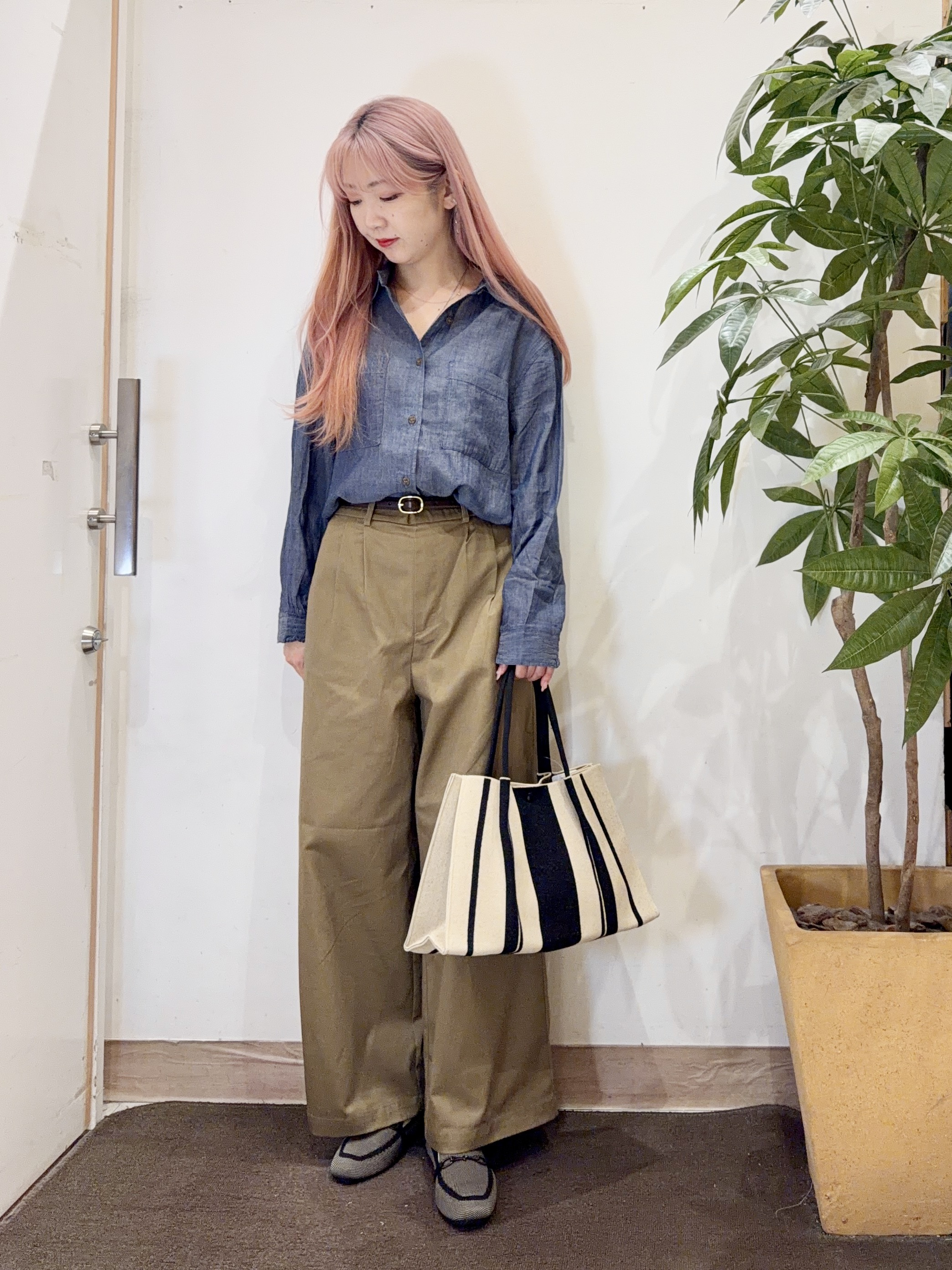 AYUMIさんの「SHOO･LA･RUE｜【綿100%/UV/S-LL/体型カバー】ヒップが隠せる 柔らかシアーデニムシャツ」を使ったコーディネート