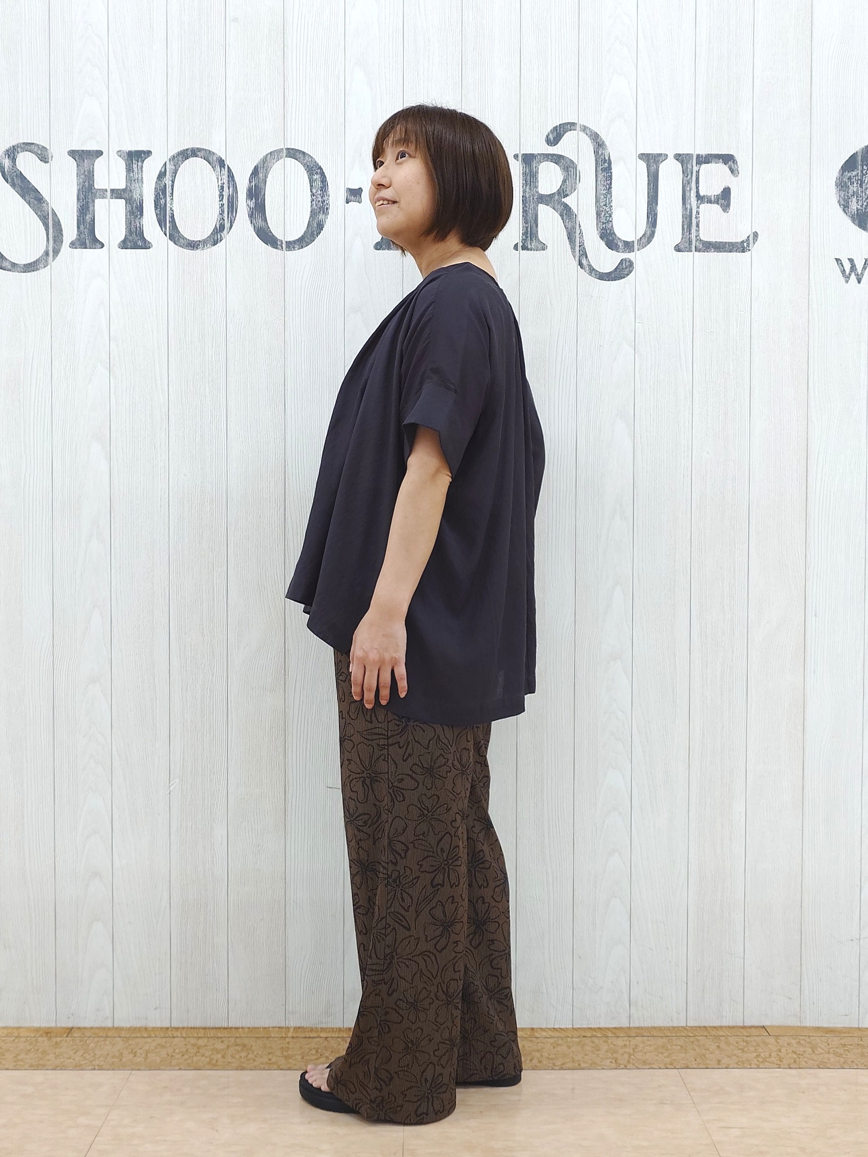 とろろさんの「SHOO･LA･RUE｜【2点セット/洗濯機可】大人の抜け感 リボン付きポンチョ風ブラウス＆タンクトップ」を使ったコーディネート