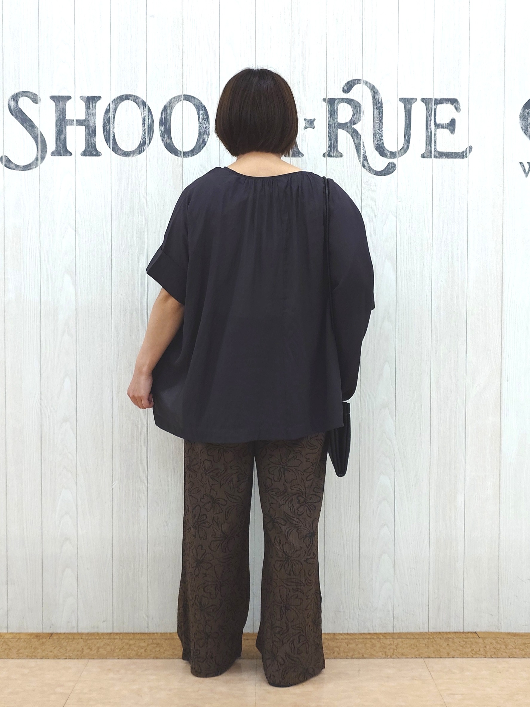 とろろさんの「SHOO･LA･RUE｜【2点セット/洗濯機可】大人の抜け感 リボン付きポンチョ風ブラウス＆タンクトップ」を使ったコーディネート