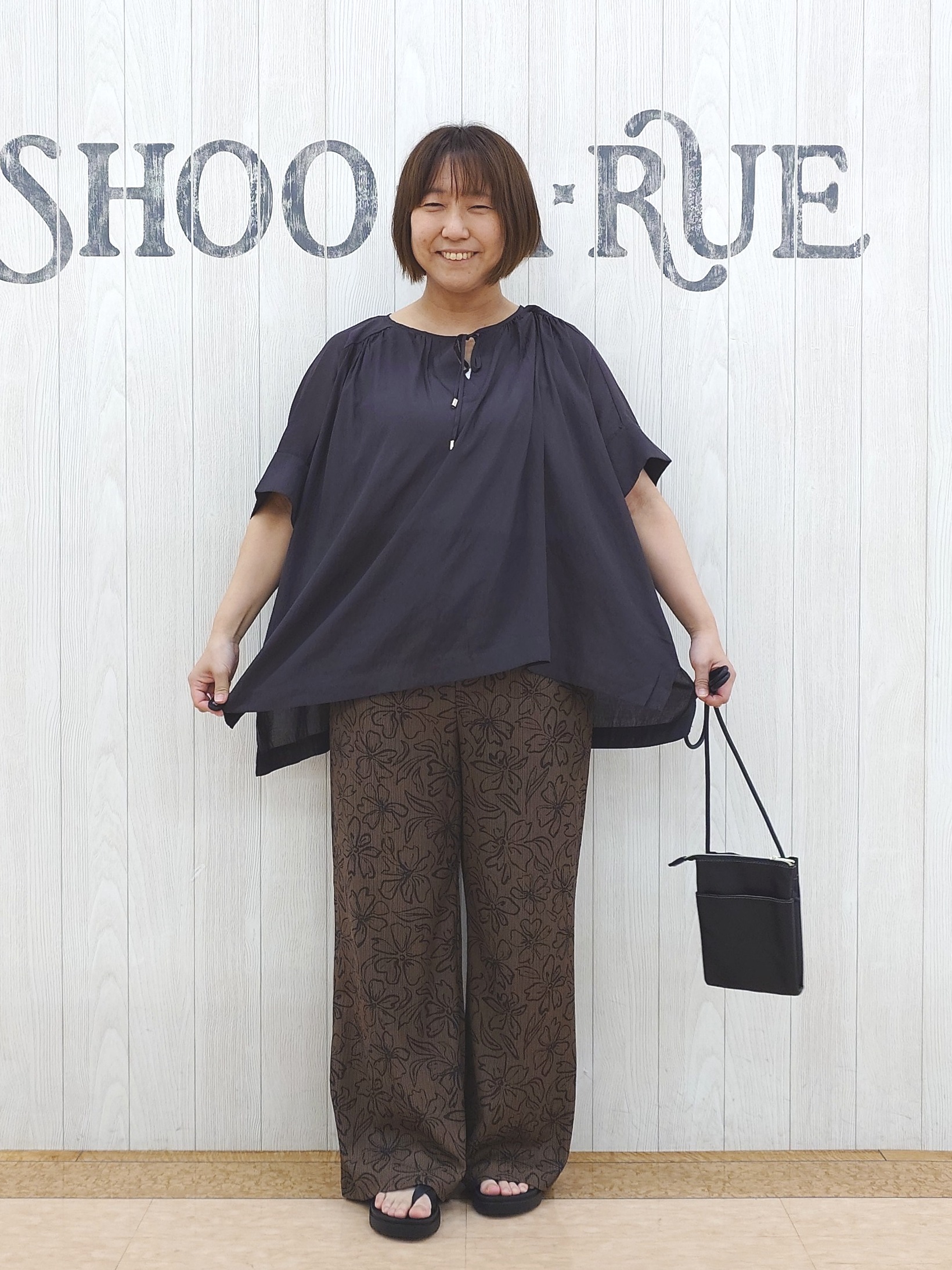 とろろさんの「SHOO･LA･RUE｜【2点セット/洗濯機可】大人の抜け感 リボン付きポンチョ風ブラウス＆タンクトップ」を使ったコーディネート