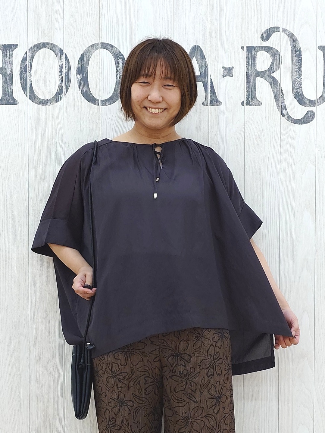とろろさんの「SHOO･LA･RUE｜【2点セット/洗濯機可】大人の抜け感 リボン付きポンチョ風ブラウス＆タンクトップ」を使ったコーディネート