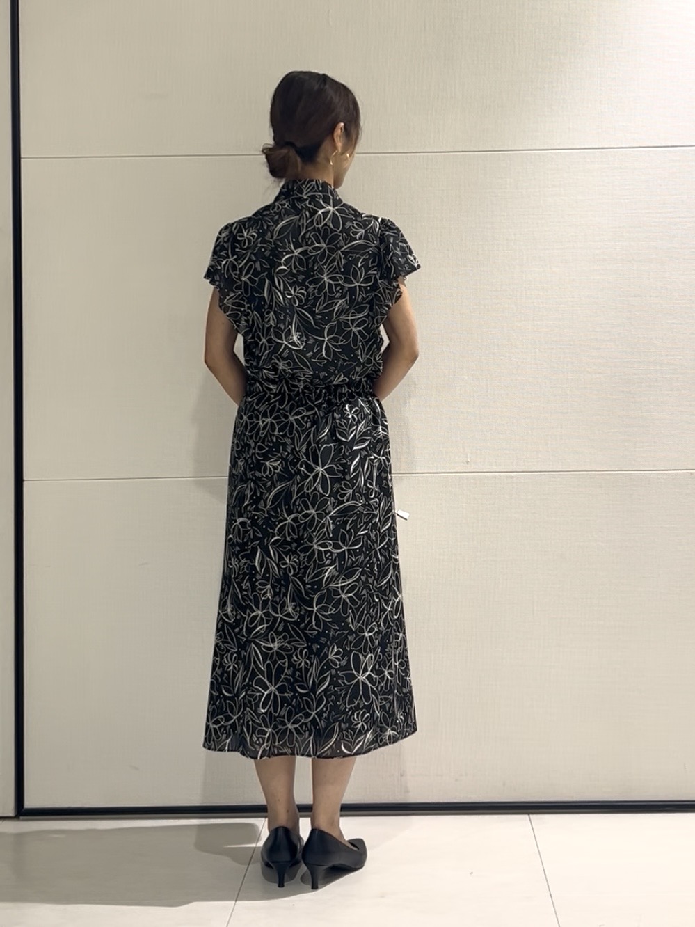 𝑹𝑶𝑴𝑰さんの「COUP DE CHANCE｜【手洗い可／日本製】フラワーリボンブラウス」を使ったコーディネート