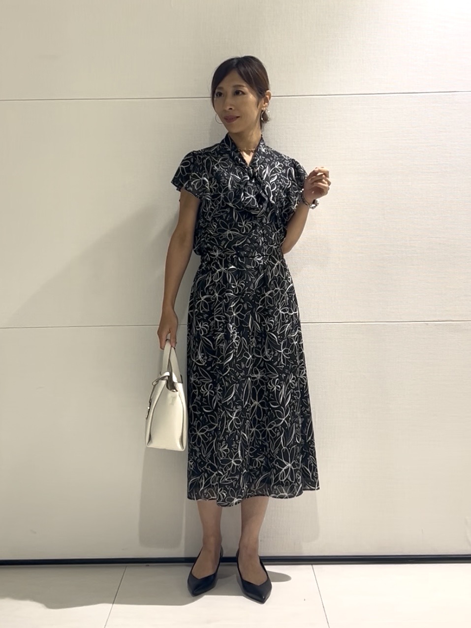 𝑹𝑶𝑴𝑰さんの「COUP DE CHANCE｜【手洗い可／日本製】フラワーリボンブラウス」を使ったコーディネート