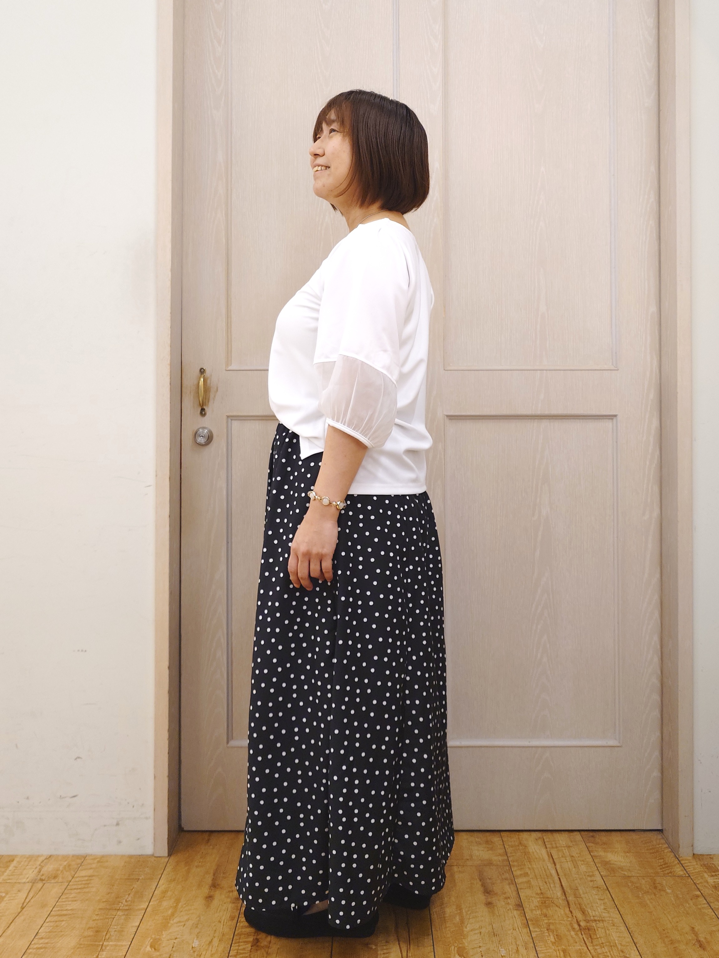 とろろさんの「SHOO･LA･RUE｜【洗濯機可/S-LL】ほんのり透ける 大人のお袖シアー切り替え　ラウンドネックプルオーバー」を使ったコーディネート